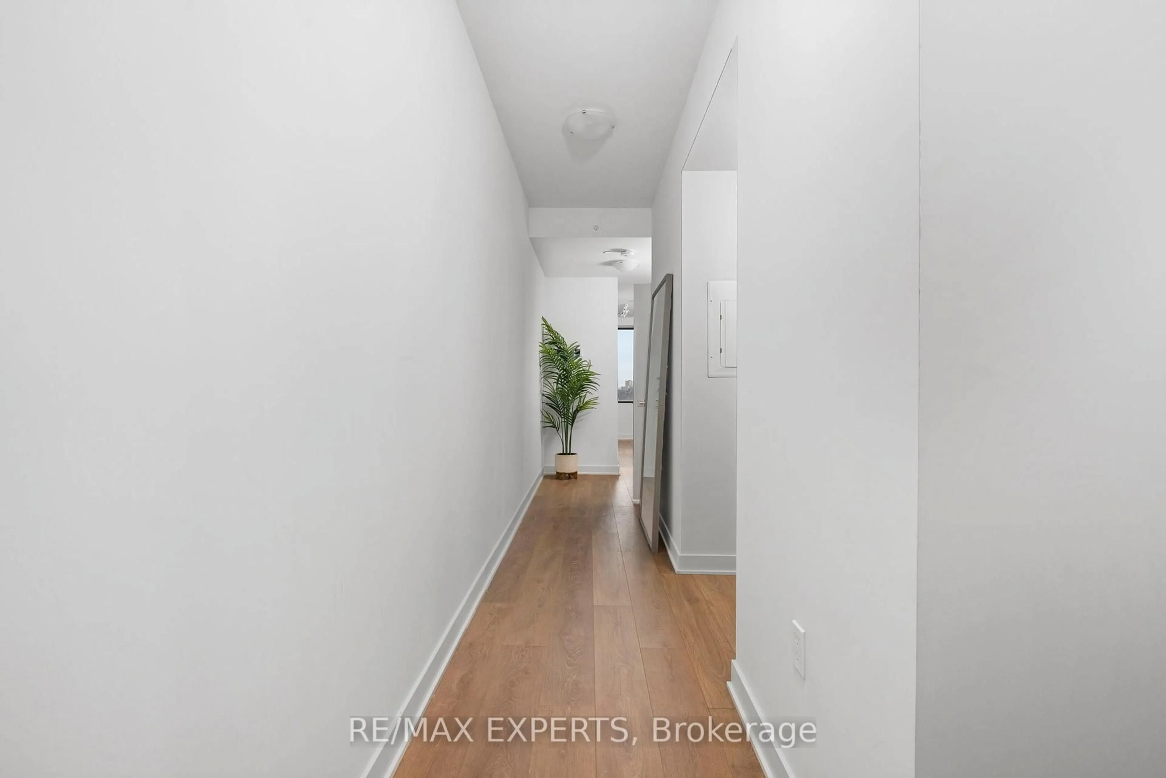 Indoor entryway for 2920 Highway 7 Rd #1010, Vaughan Ontario L4K 0P4