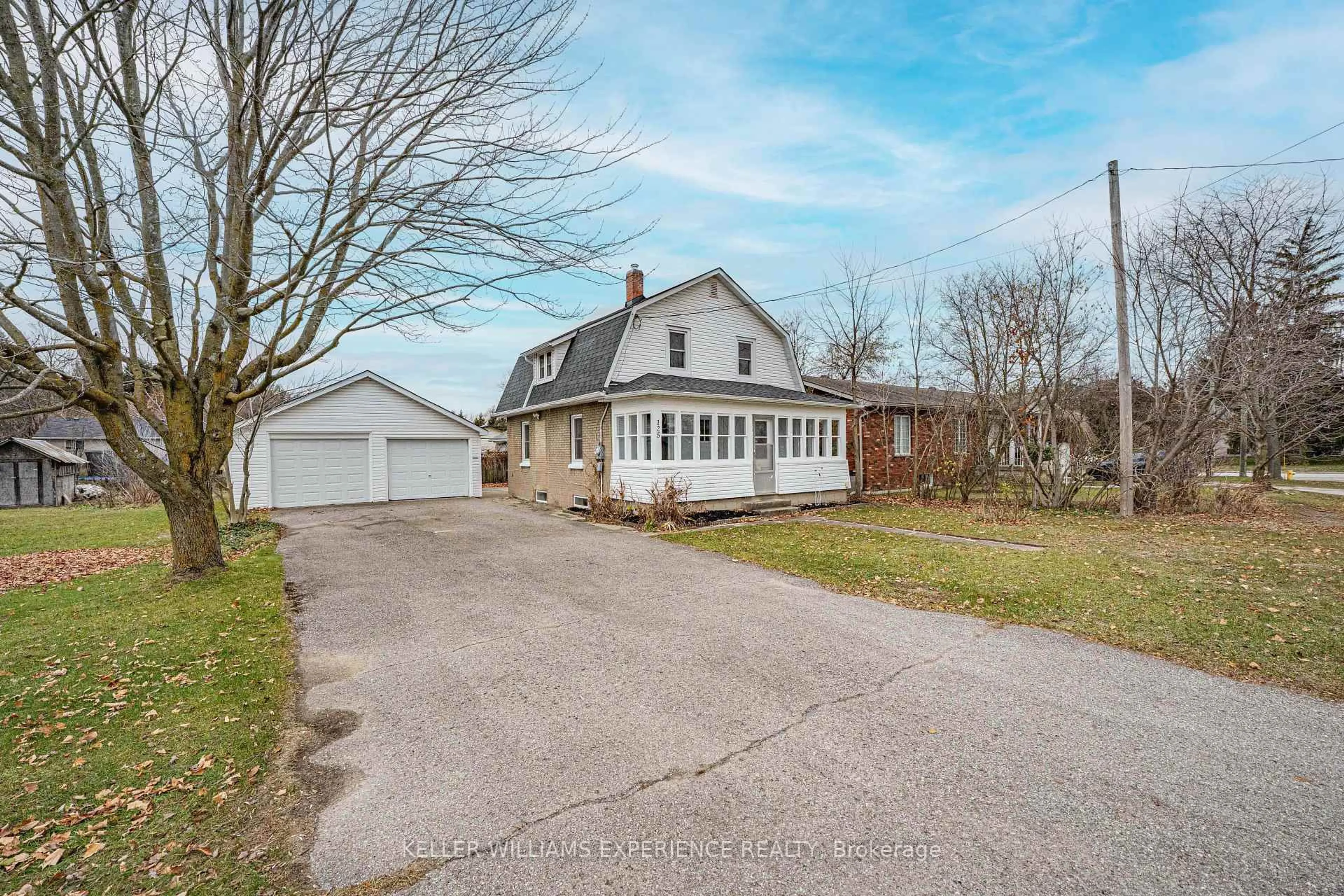 A pic from outside/outdoor area/front of a property/back of a property/a pic from drone, street for 125 Raglan St, Essa Ontario L0M 1B0