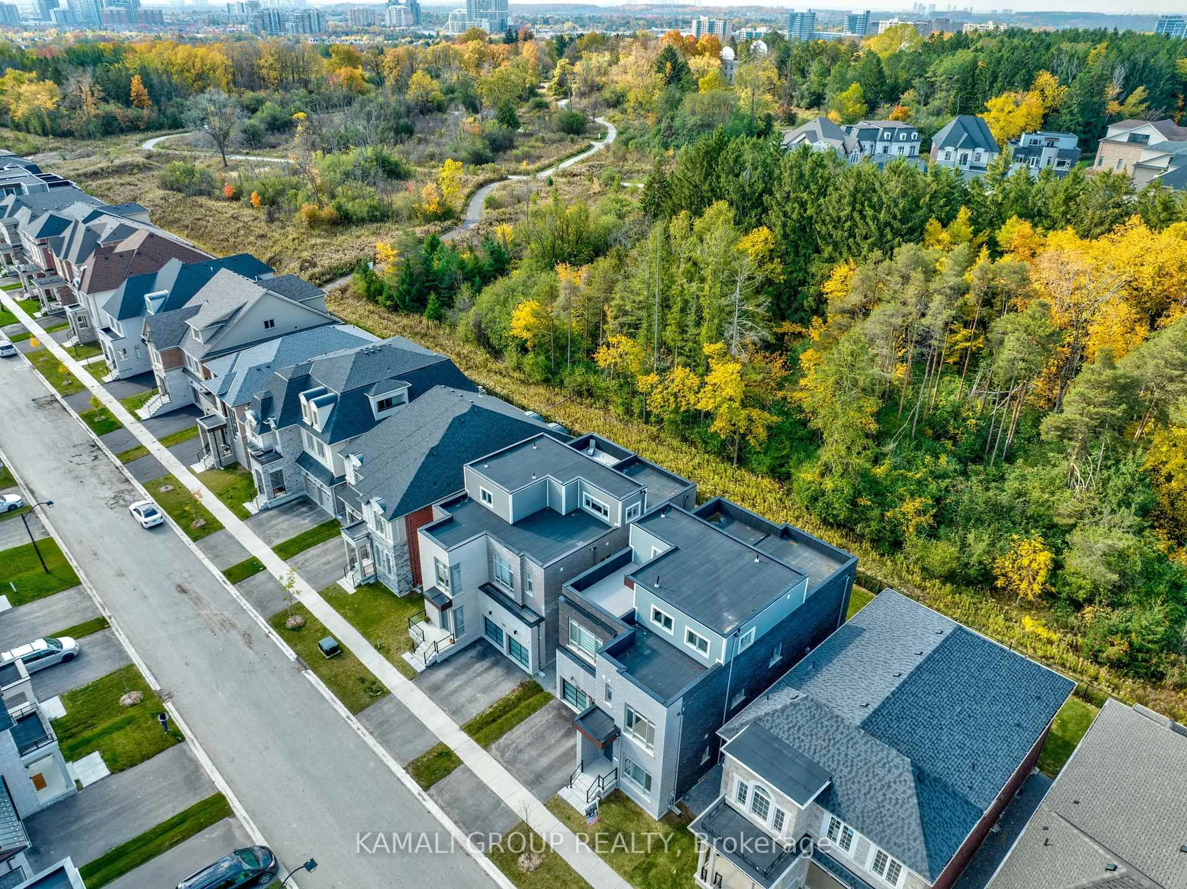 A pic from outside/outdoor area/front of a property/back of a property/a pic from drone, street for 121 Milky Way Dr, Richmond Hill Ontario L4C 4L9