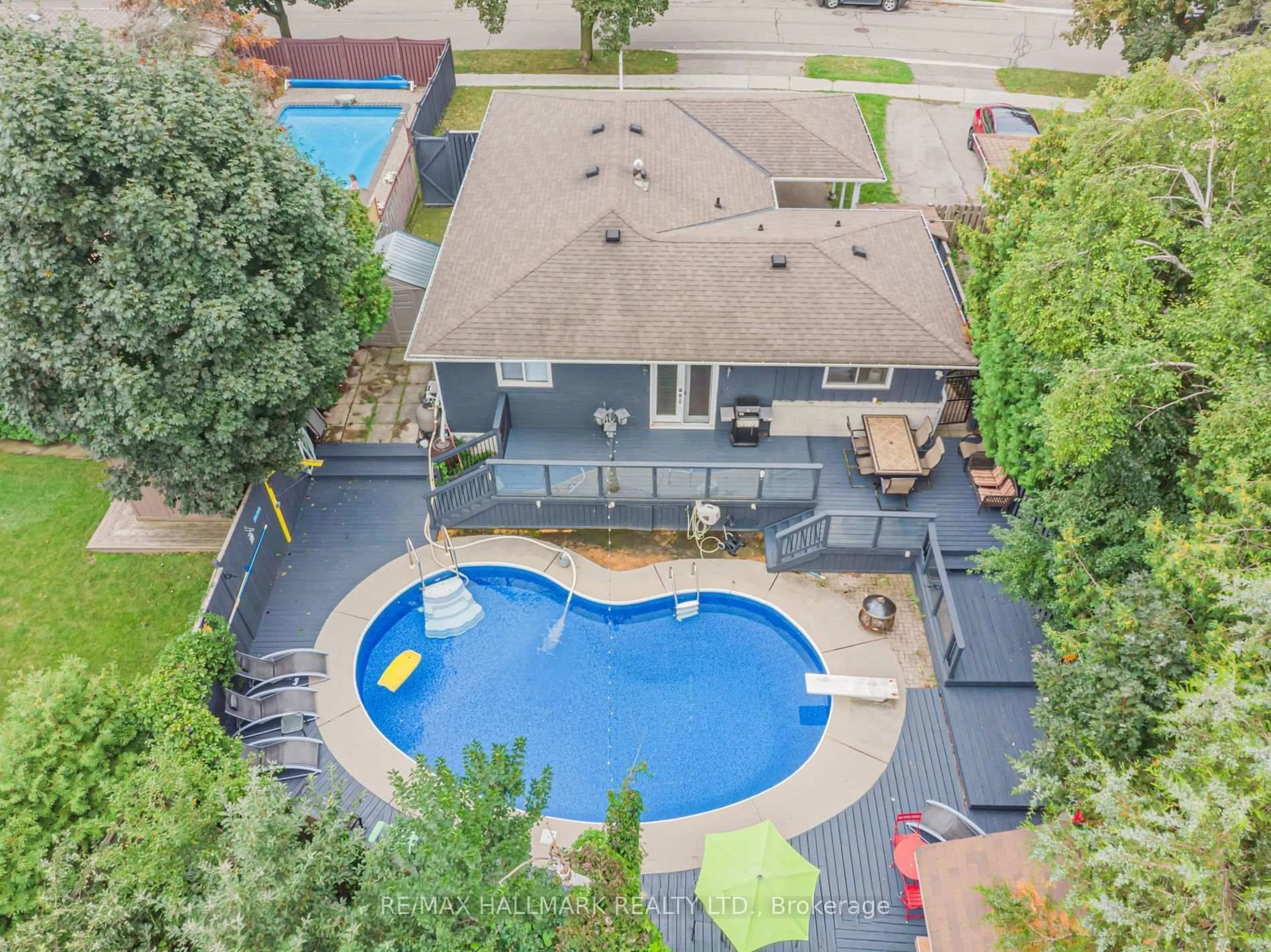 A pic from outside/outdoor area/front of a property/back of a property/a pic from drone, unknown for 4 Devins Dr, Aurora Ontario L4G 2Z1