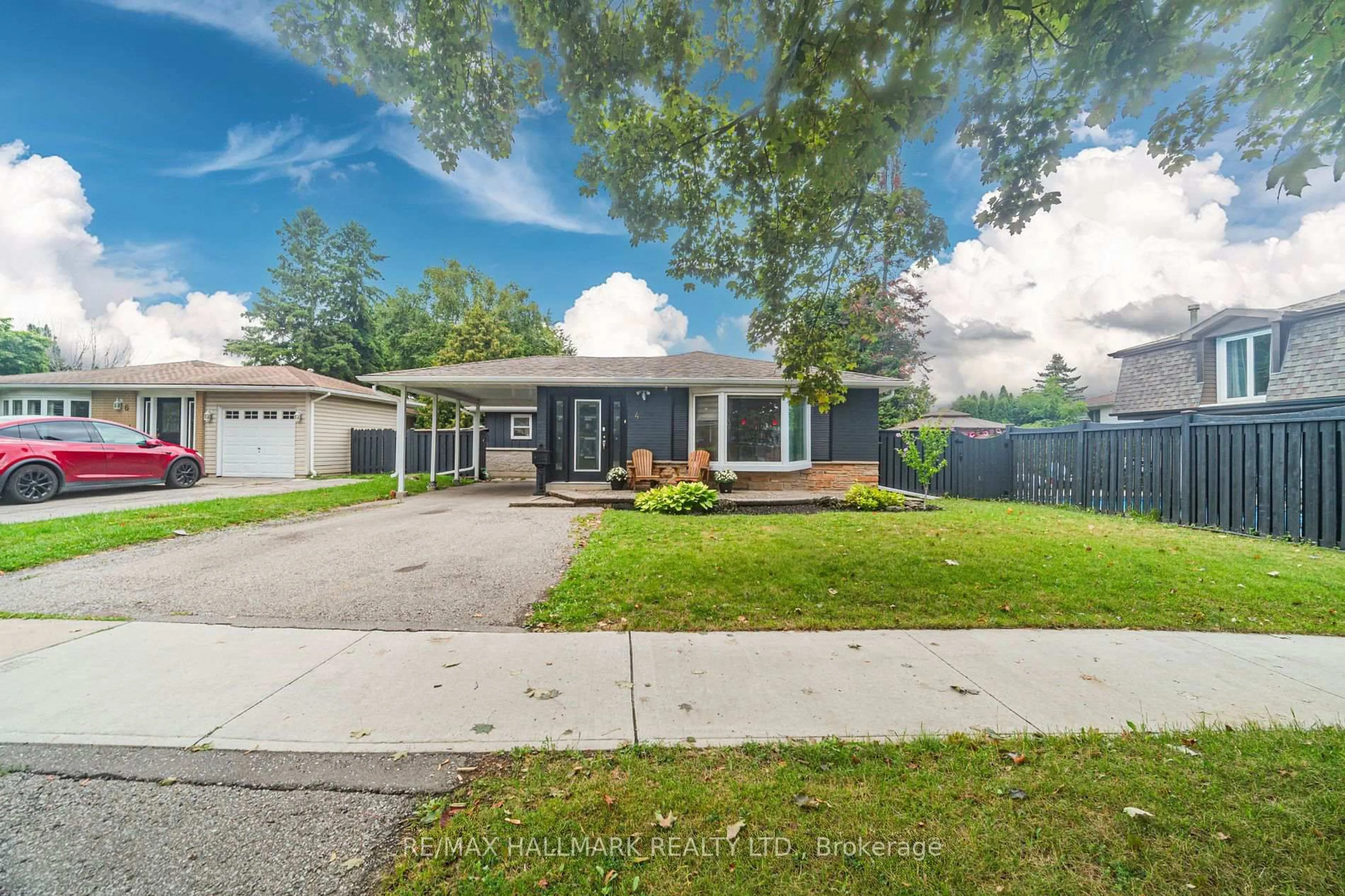 A pic from outside/outdoor area/front of a property/back of a property/a pic from drone, street for 4 Devins Dr, Aurora Ontario L4G 2Z1