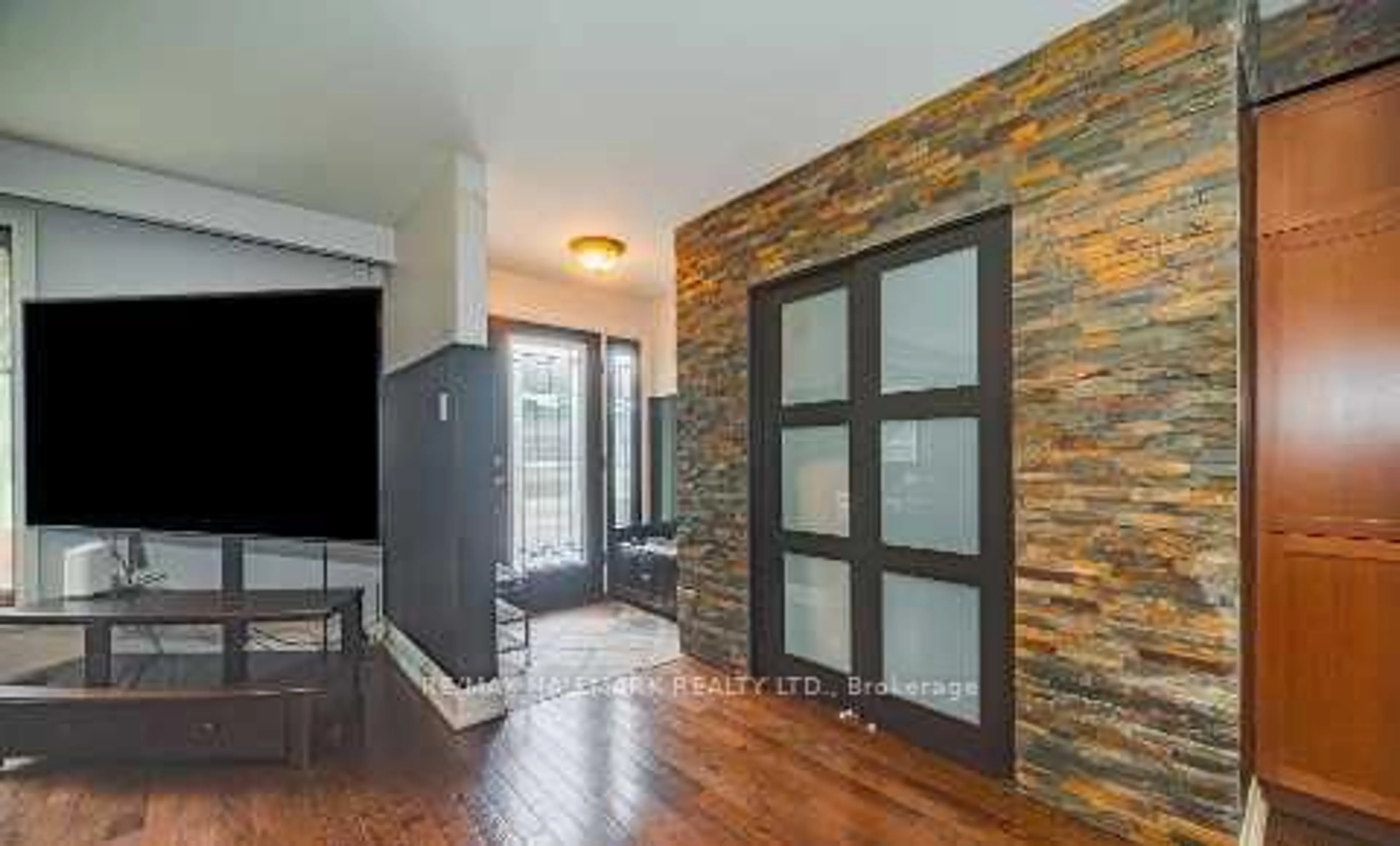 Indoor entryway for 4 Devins Dr, Aurora Ontario L4G 2Z1