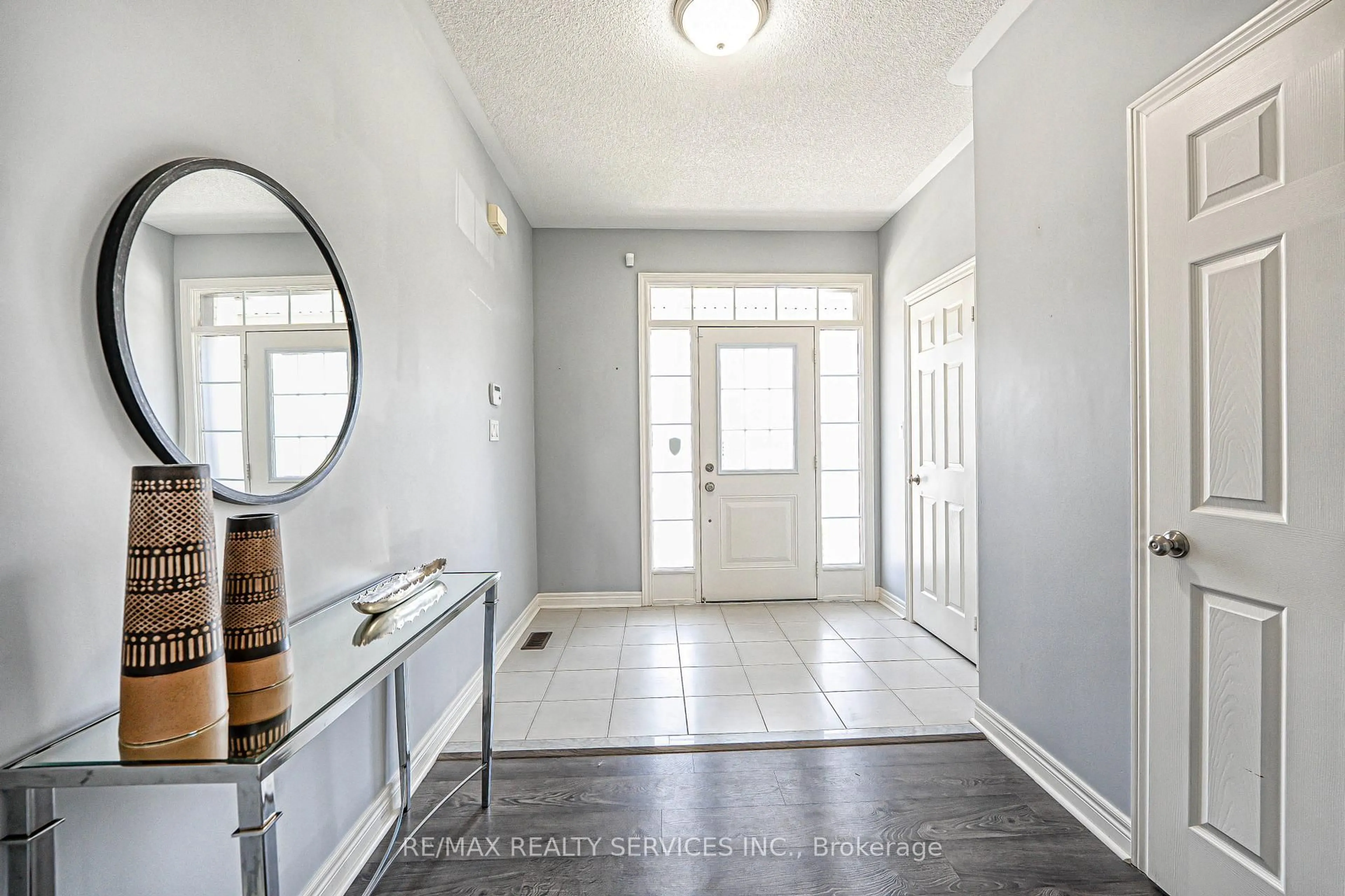 Indoor entryway for 10 Mccabe Lane, New Tecumseth Ontario L0G 1W0