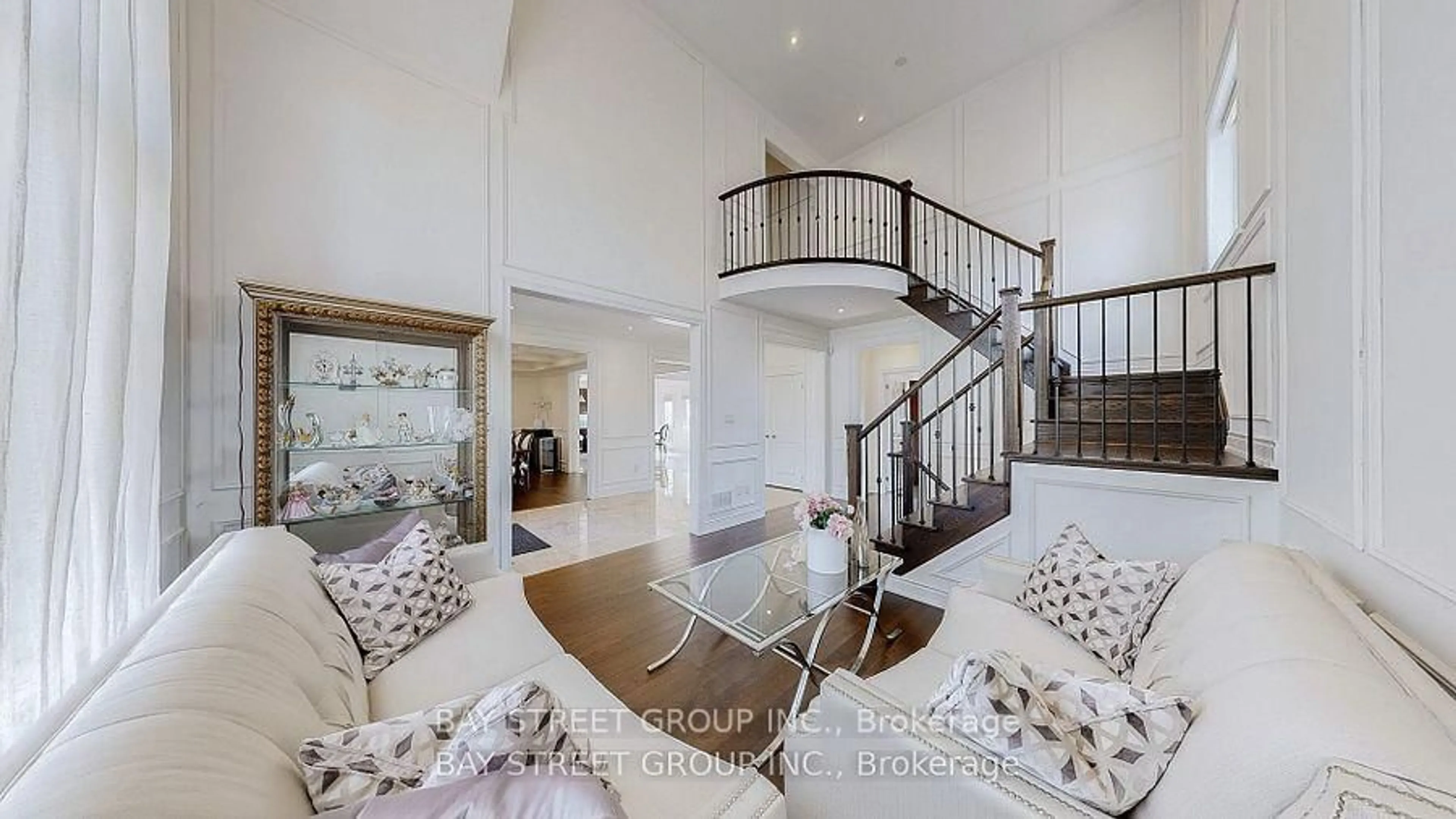 Indoor foyer for 71 Manor Glen Cres, East Gwillimbury Ontario L0G 1M0