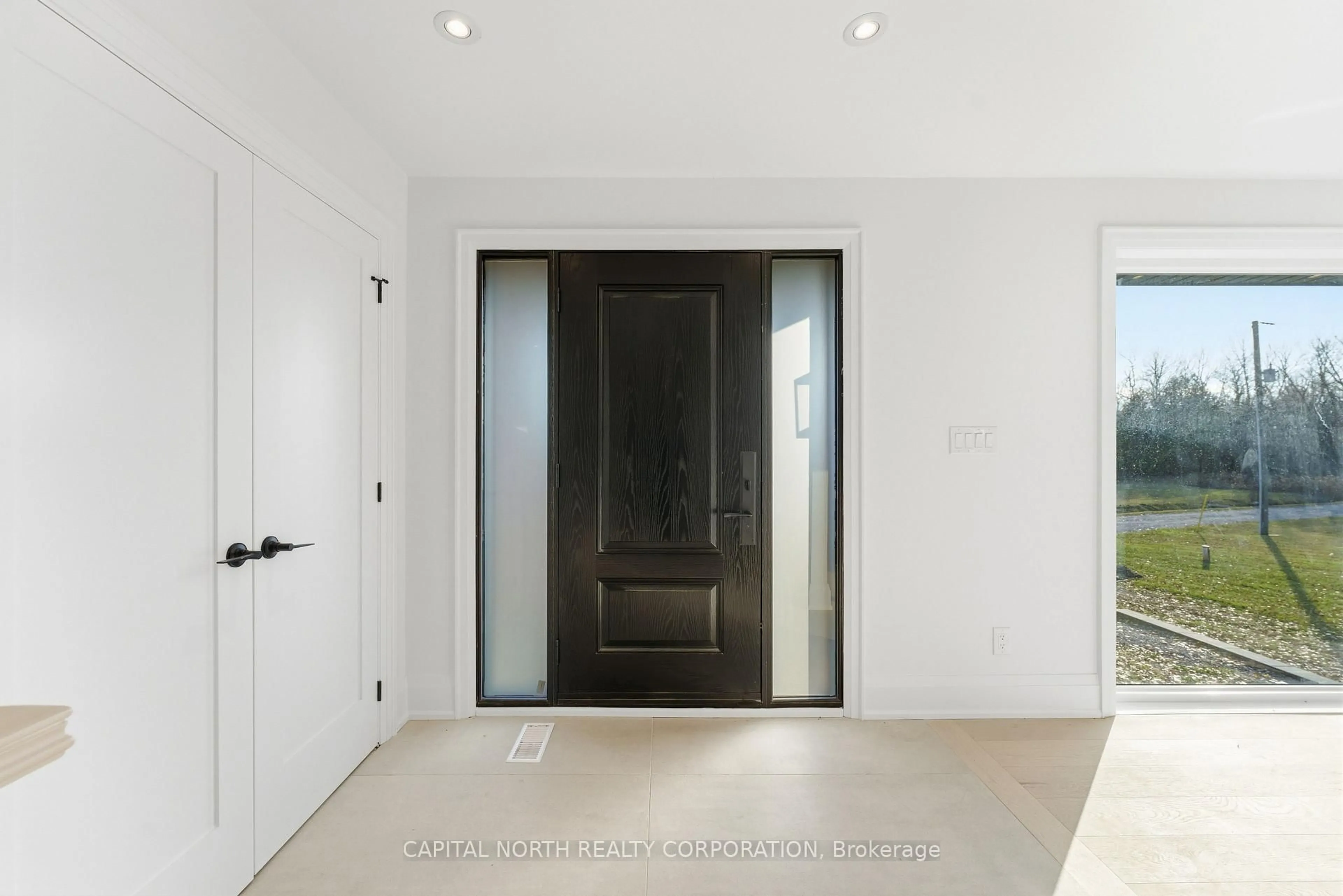 Indoor entryway for 26375 Woodbine Ave, Georgina Ontario L4P 3E9