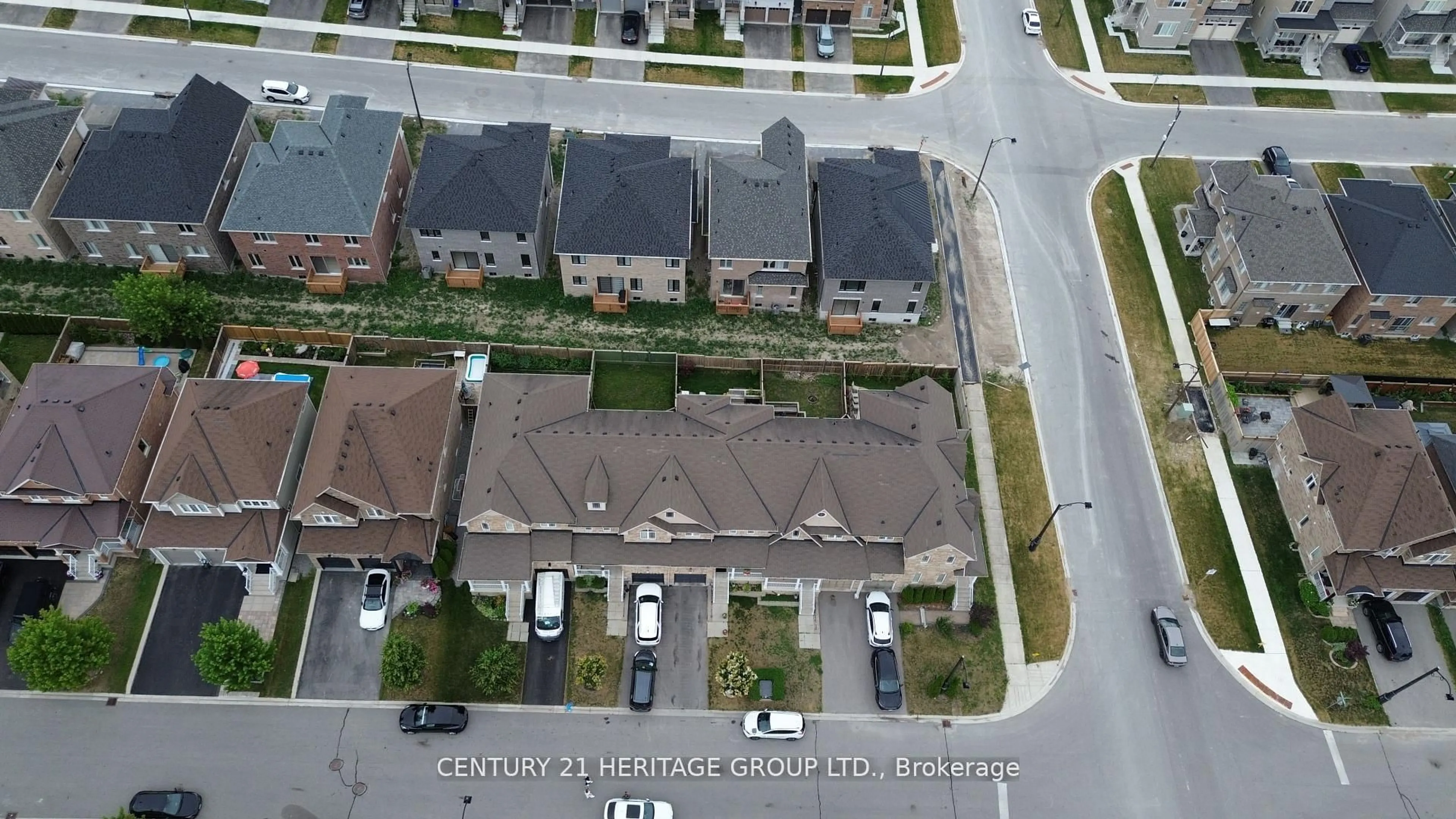 A pic from outside/outdoor area/front of a property/back of a property/a pic from drone, street for 32 Grey Wing Ave, Georgina Ontario L4P 0B7