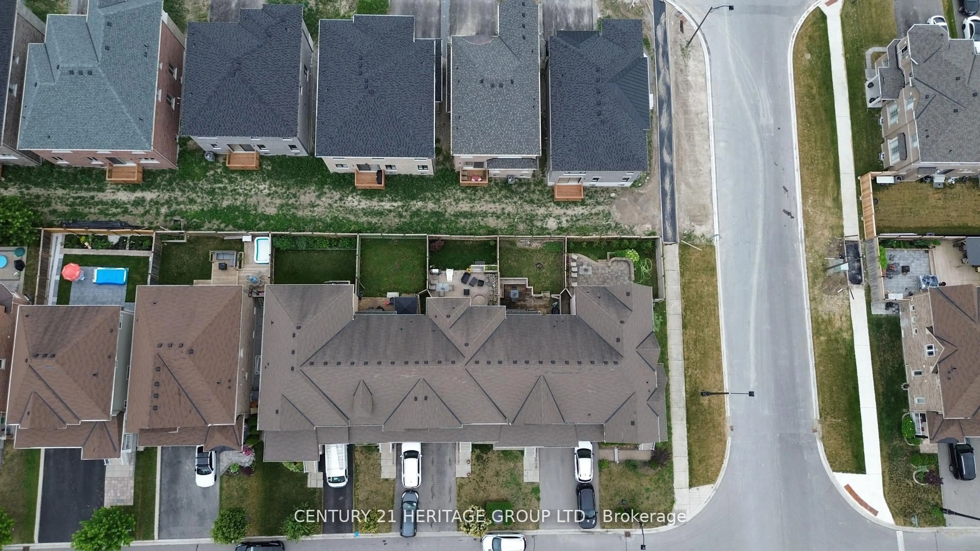 A pic from outside/outdoor area/front of a property/back of a property/a pic from drone, street for 32 Grey Wing Ave, Georgina Ontario L4P 0B7