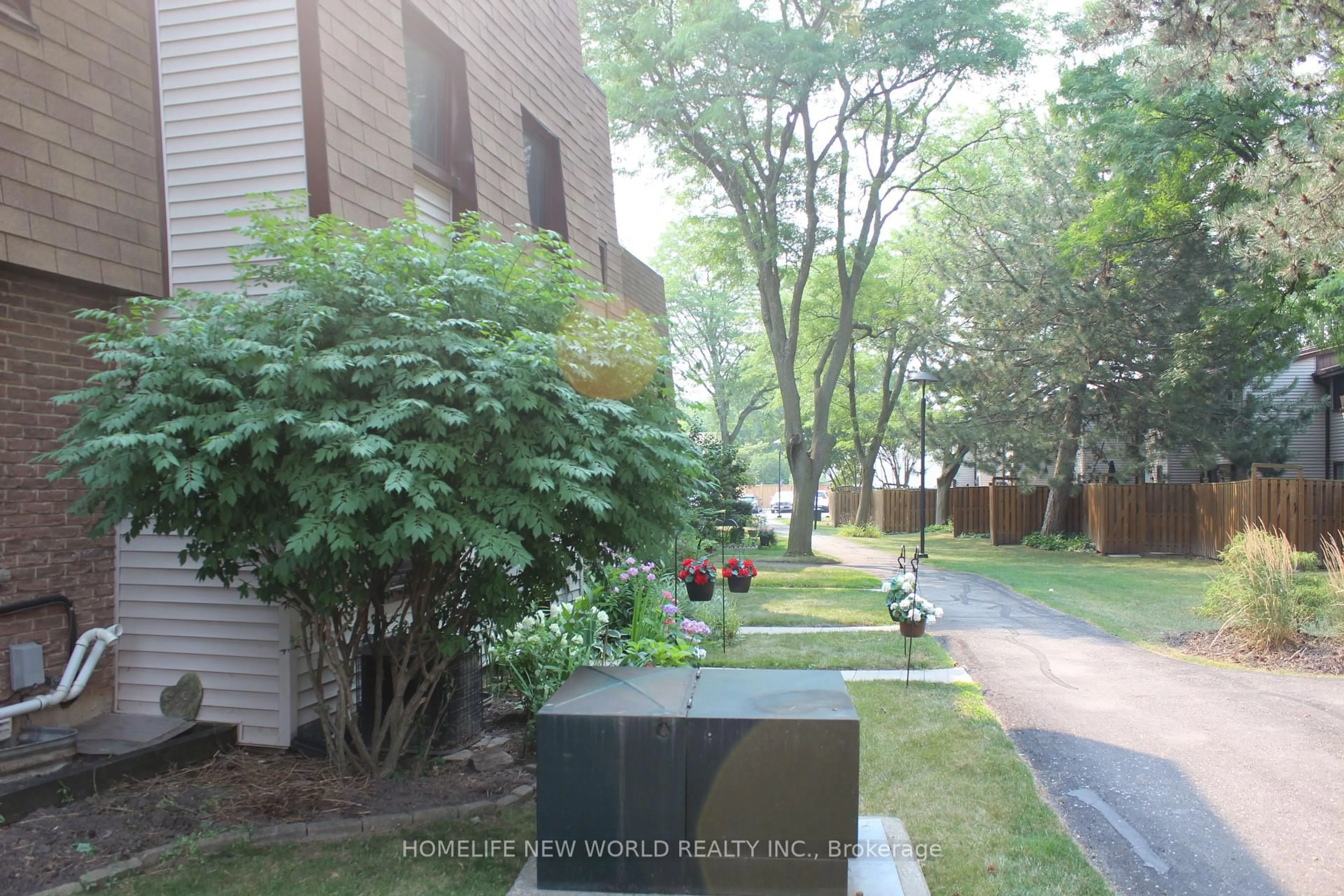 Patio, street for 189 Springhead Gdns #36, Richmond Hill Ontario L4C 5C7