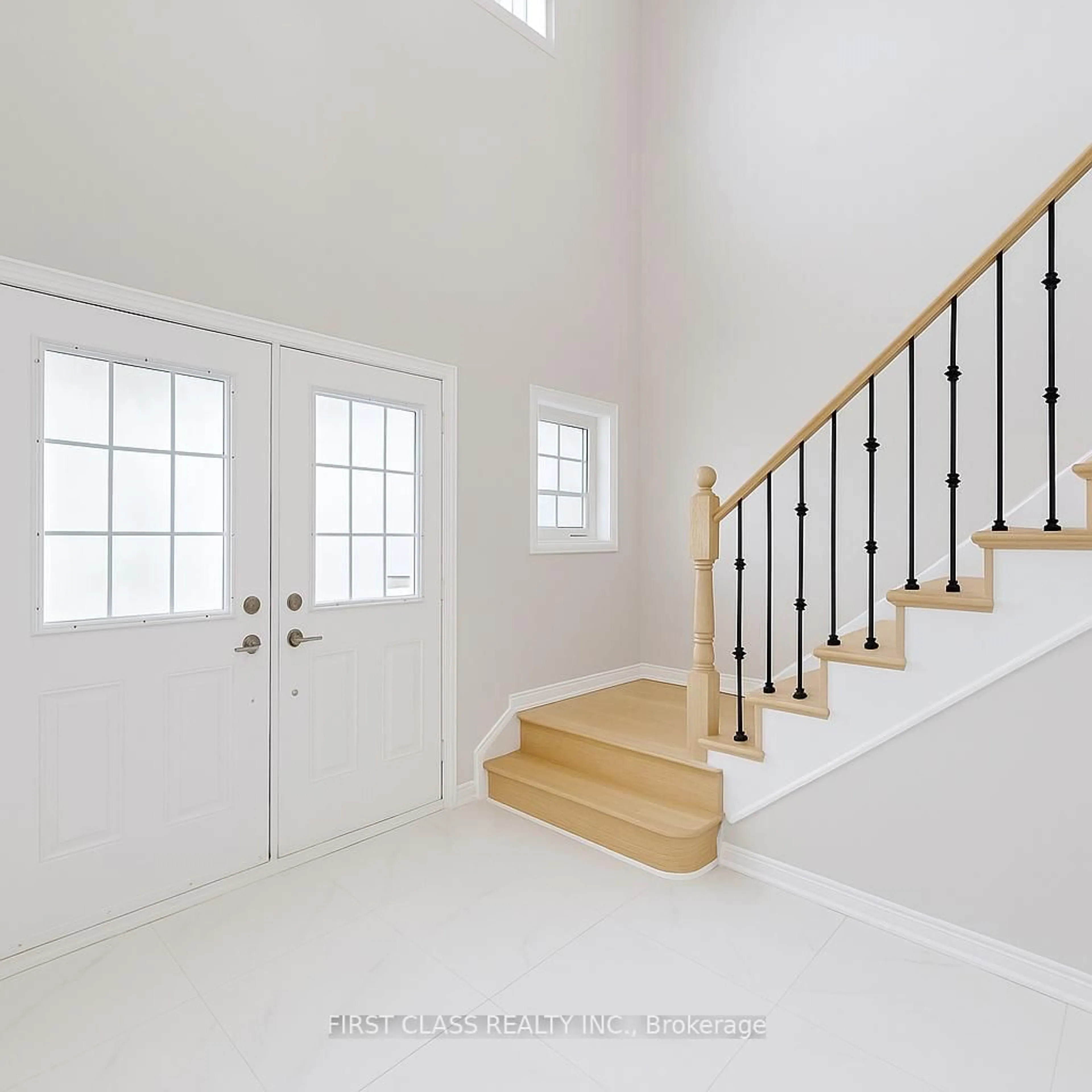 Indoor entryway for 140 English Oak Dr, Richmond Hill Ontario L4E 4G4