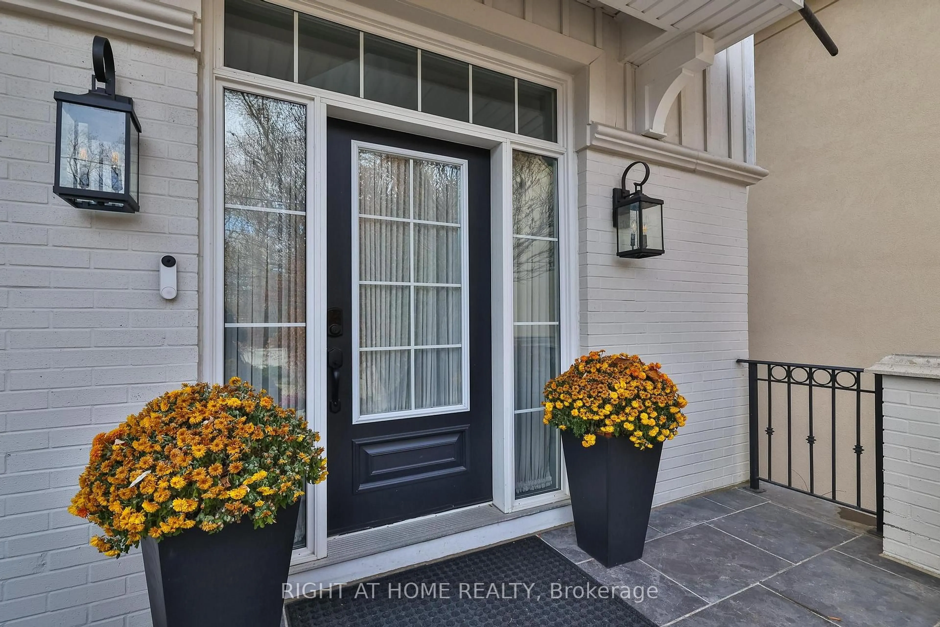 Indoor entryway for 144 Brooke St, Vaughan Ontario L4J 1Y9