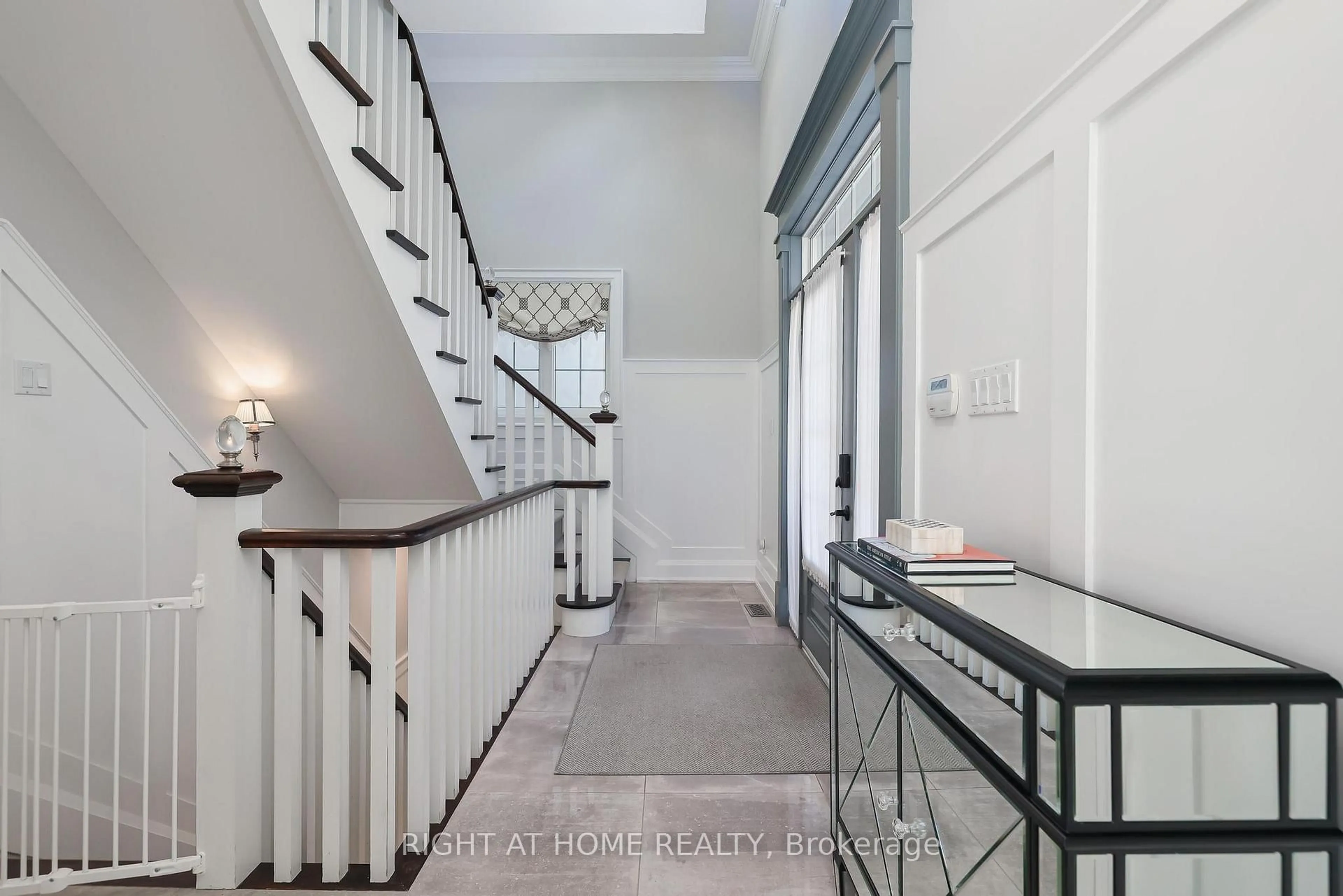 Indoor entryway for 144 Brooke St, Vaughan Ontario L4J 1Y9