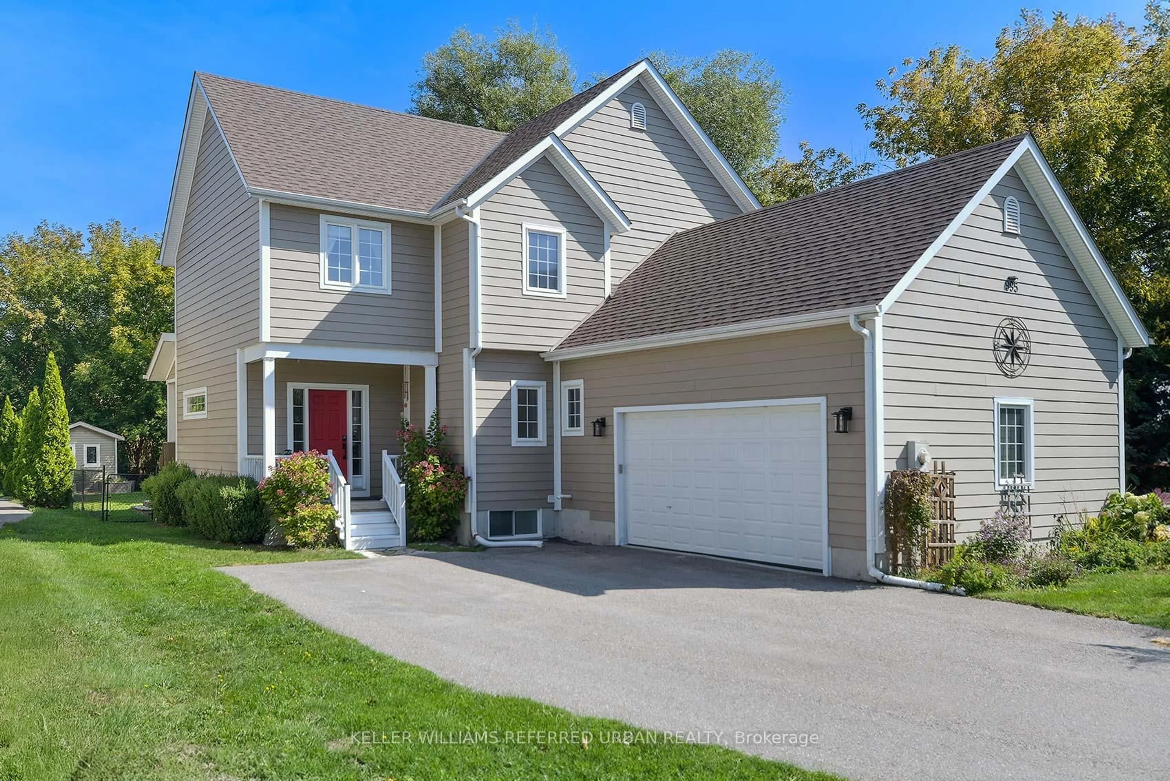 Home with vinyl exterior material, street for 995 Chapman St, Innisfil Ontario L0L 1W0