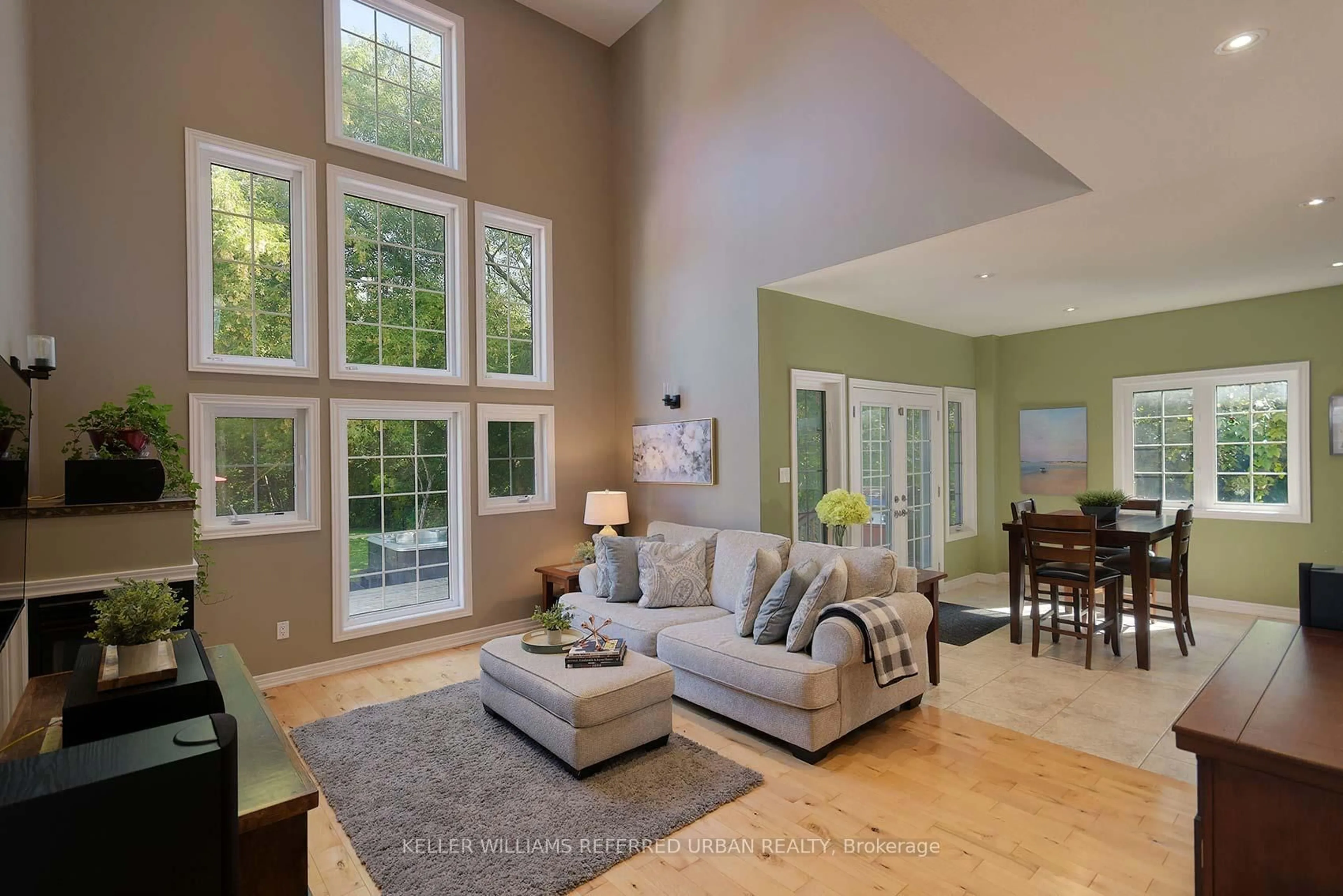 Living room with furniture, unknown for 995 Chapman St, Innisfil Ontario L0L 1W0