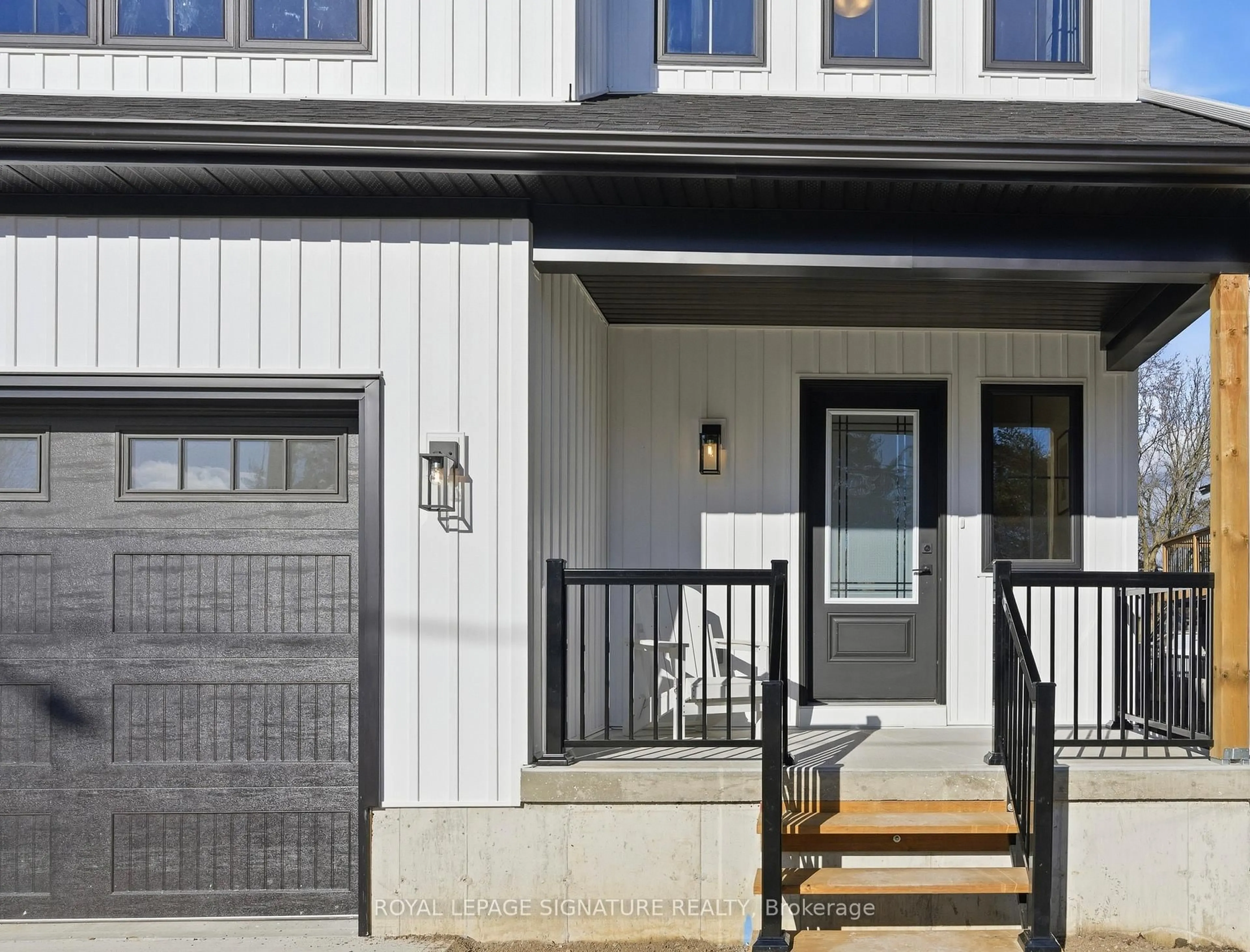 Indoor entryway for 125 Sydenham St #B, Essa Ontario L0M 1B0