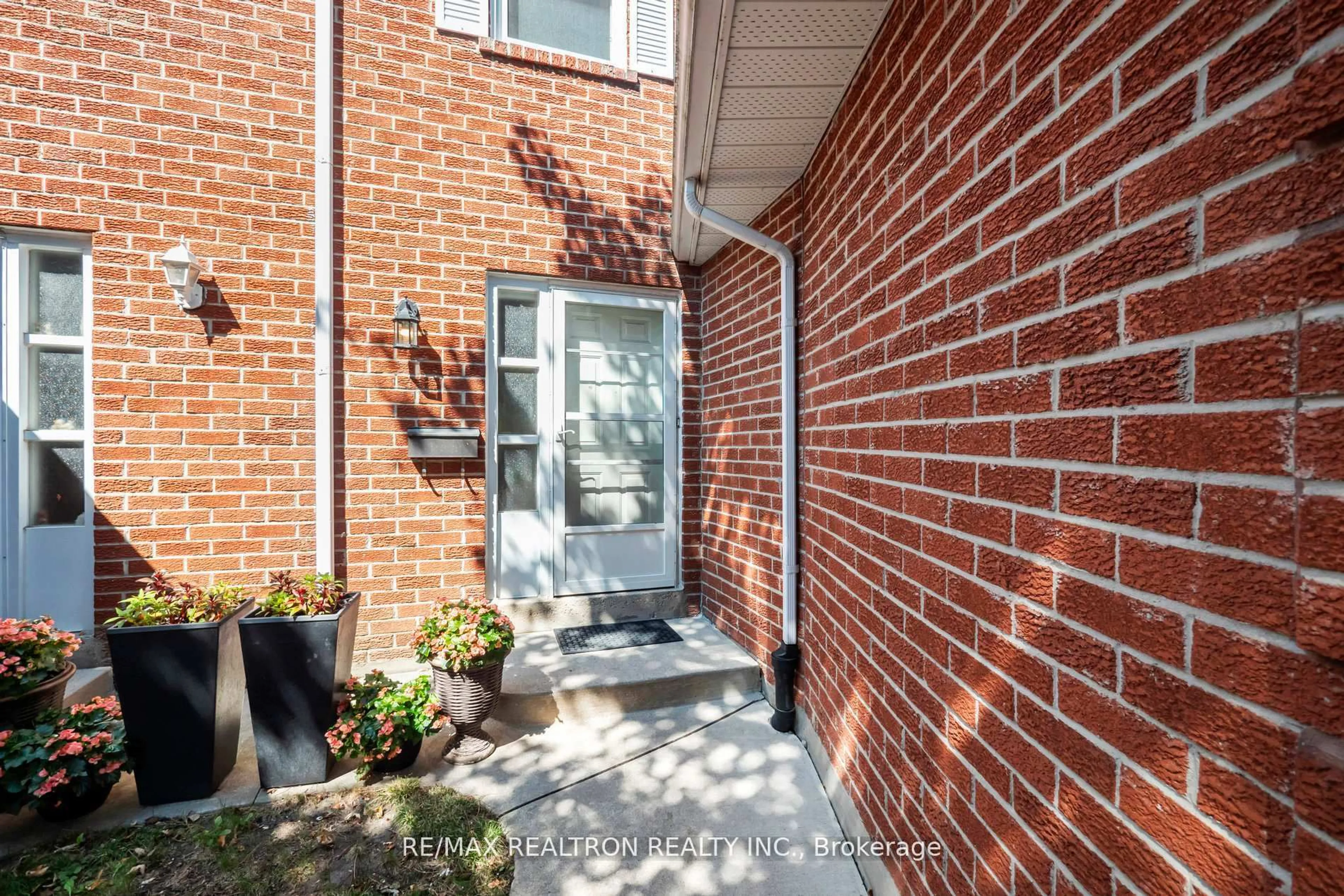 Indoor entryway for 26 Gordon Way, Markham Ontario L3T 5A2