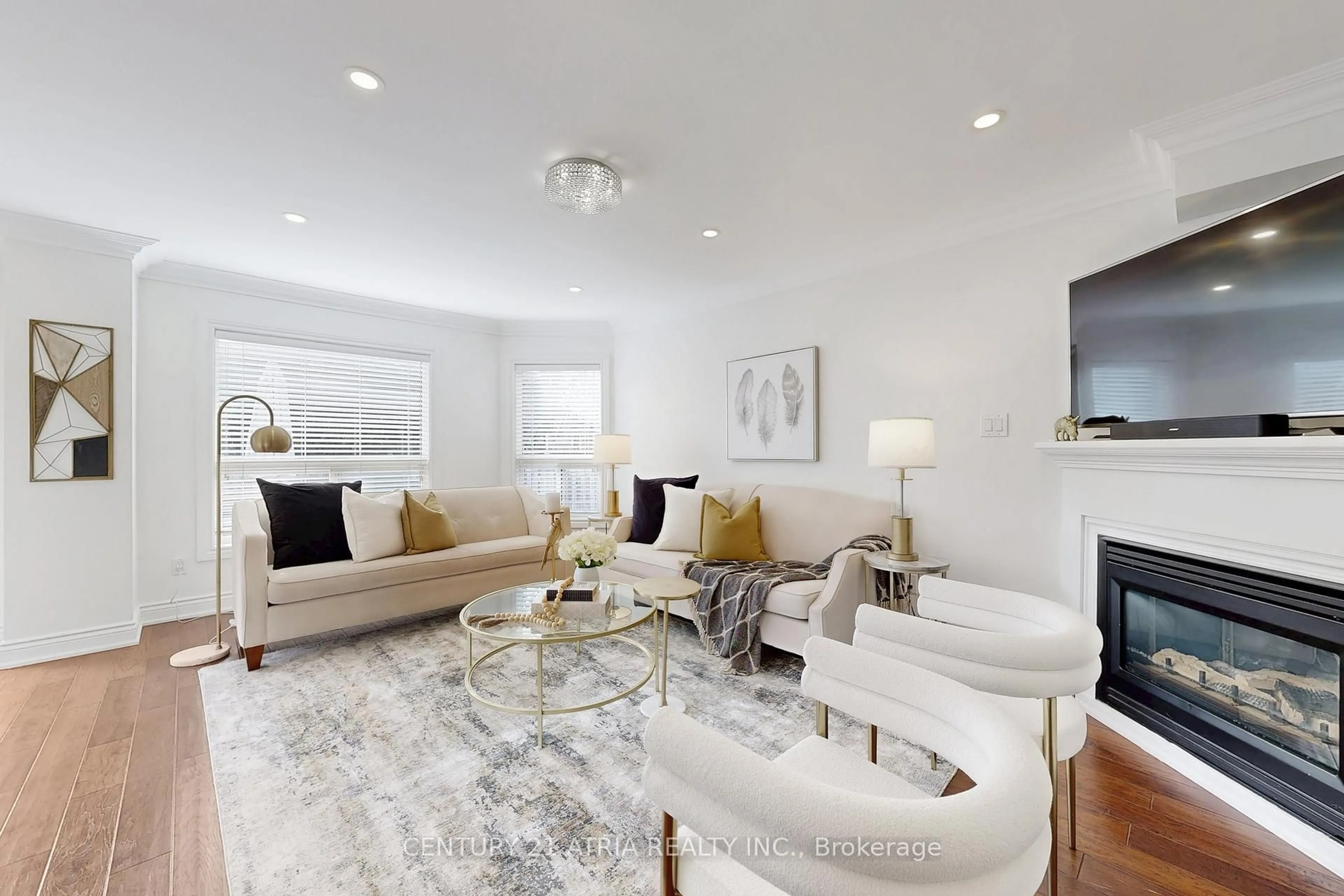 Living room with furniture, unknown for 611 Heddle Cres, Newmarket Ontario L3X 2J5