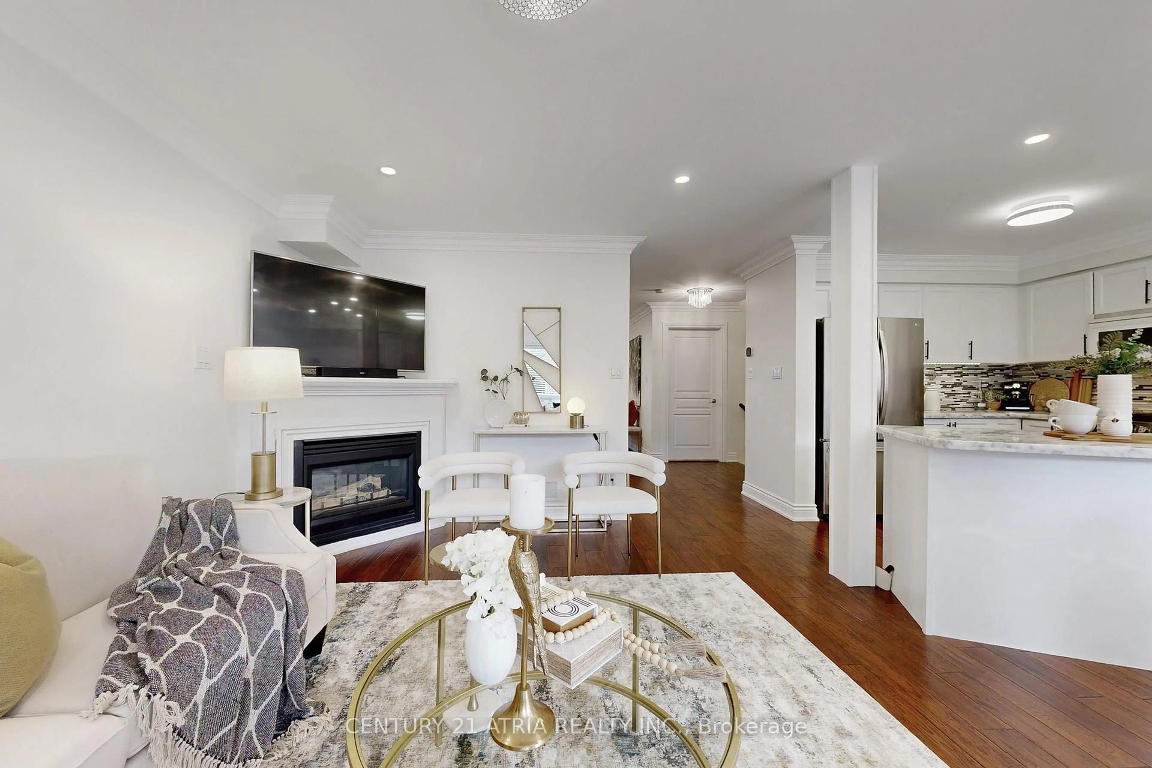 Living room with furniture, unknown for 611 Heddle Cres, Newmarket Ontario L3X 2J5