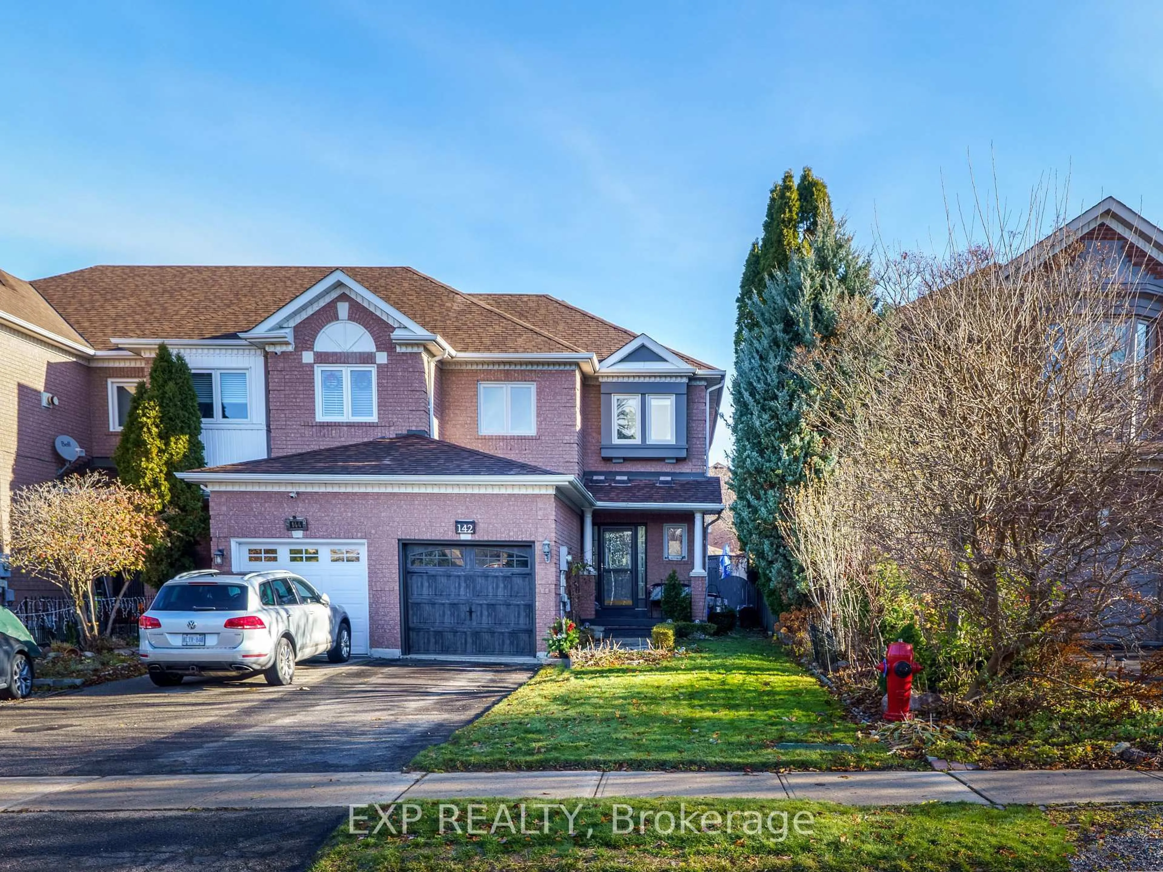 A pic from outside/outdoor area/front of a property/back of a property/a pic from drone, street for 142 Denise Circ, Newmarket Ontario L3X 2K1