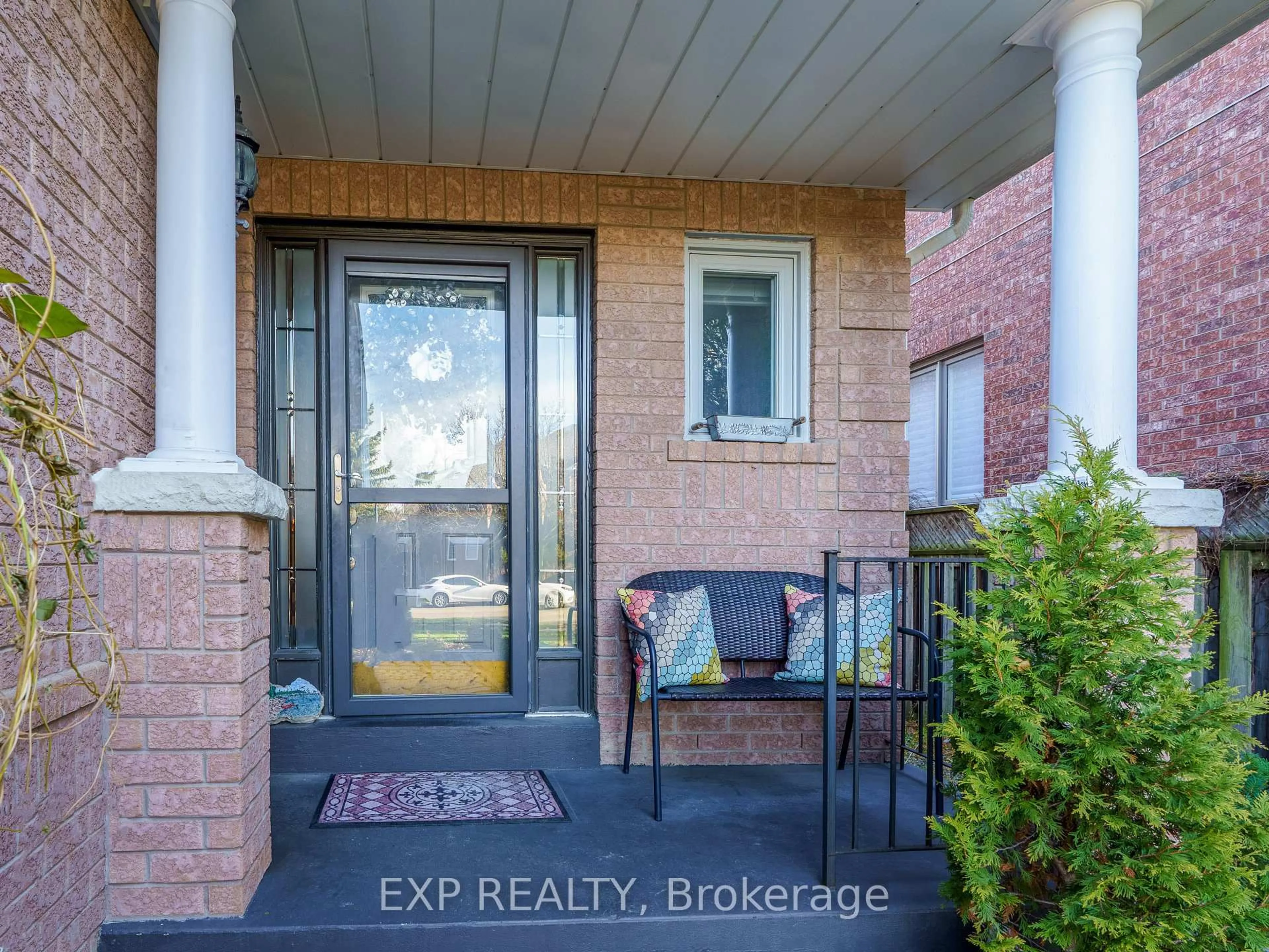 Indoor entryway for 142 Denise Circ, Newmarket Ontario L3X 2K1