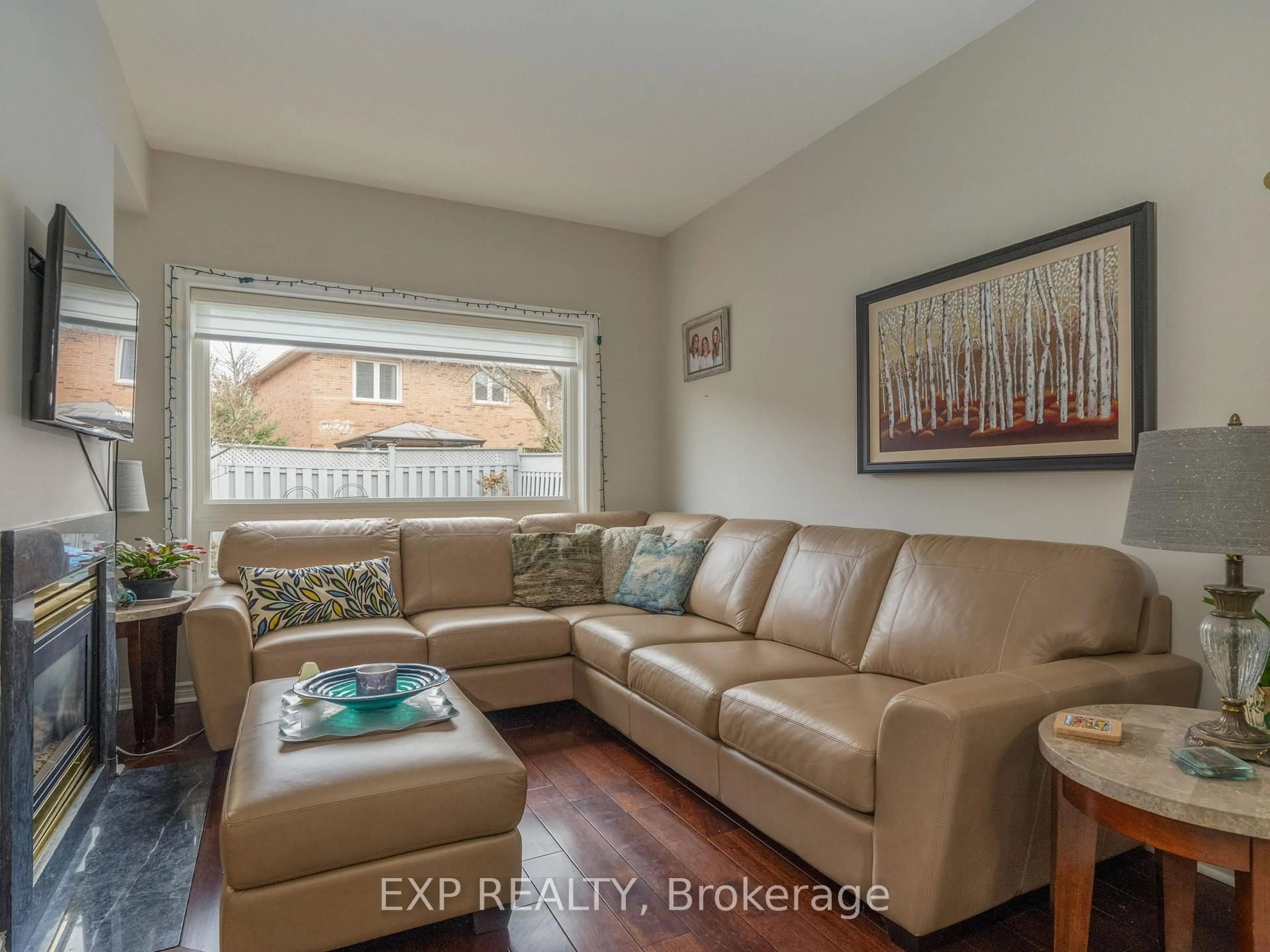Living room with furniture, unknown for 142 Denise Circ, Newmarket Ontario L3X 2K1