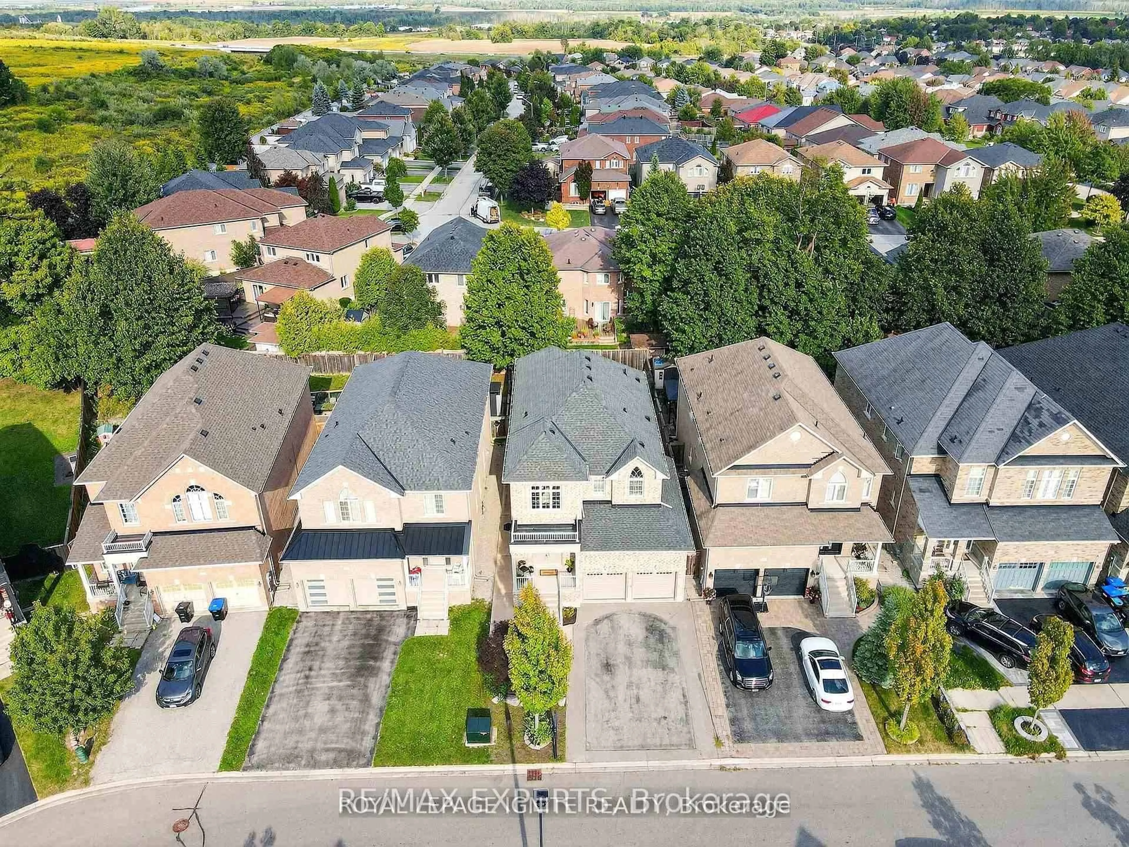 A pic from outside/outdoor area/front of a property/back of a property/a pic from drone, street for 95 Chelsea Cres, Bradford West Gwillimbury Ontario L3Z 0J7
