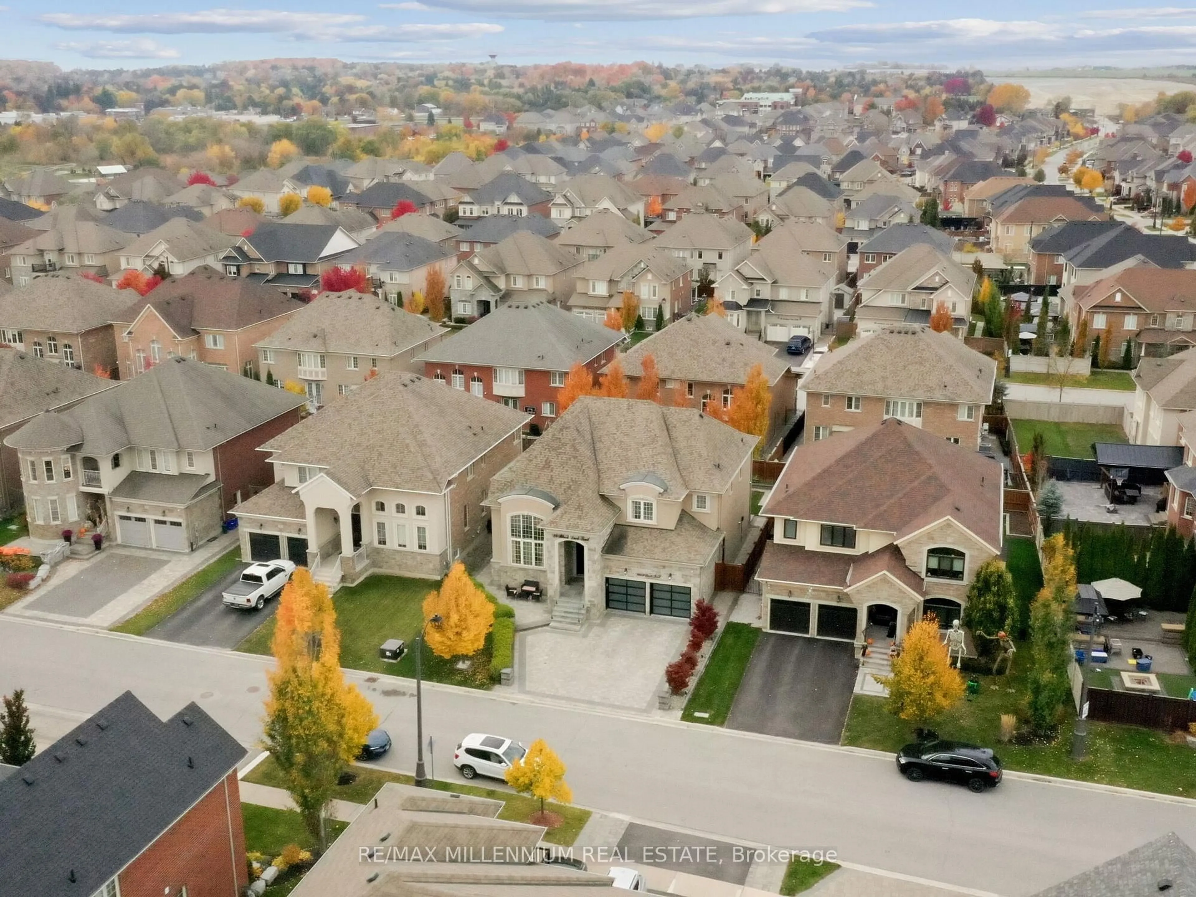 A pic from outside/outdoor area/front of a property/back of a property/a pic from drone, street for 24 Black Duck Tr, King Ontario L7B 0A4