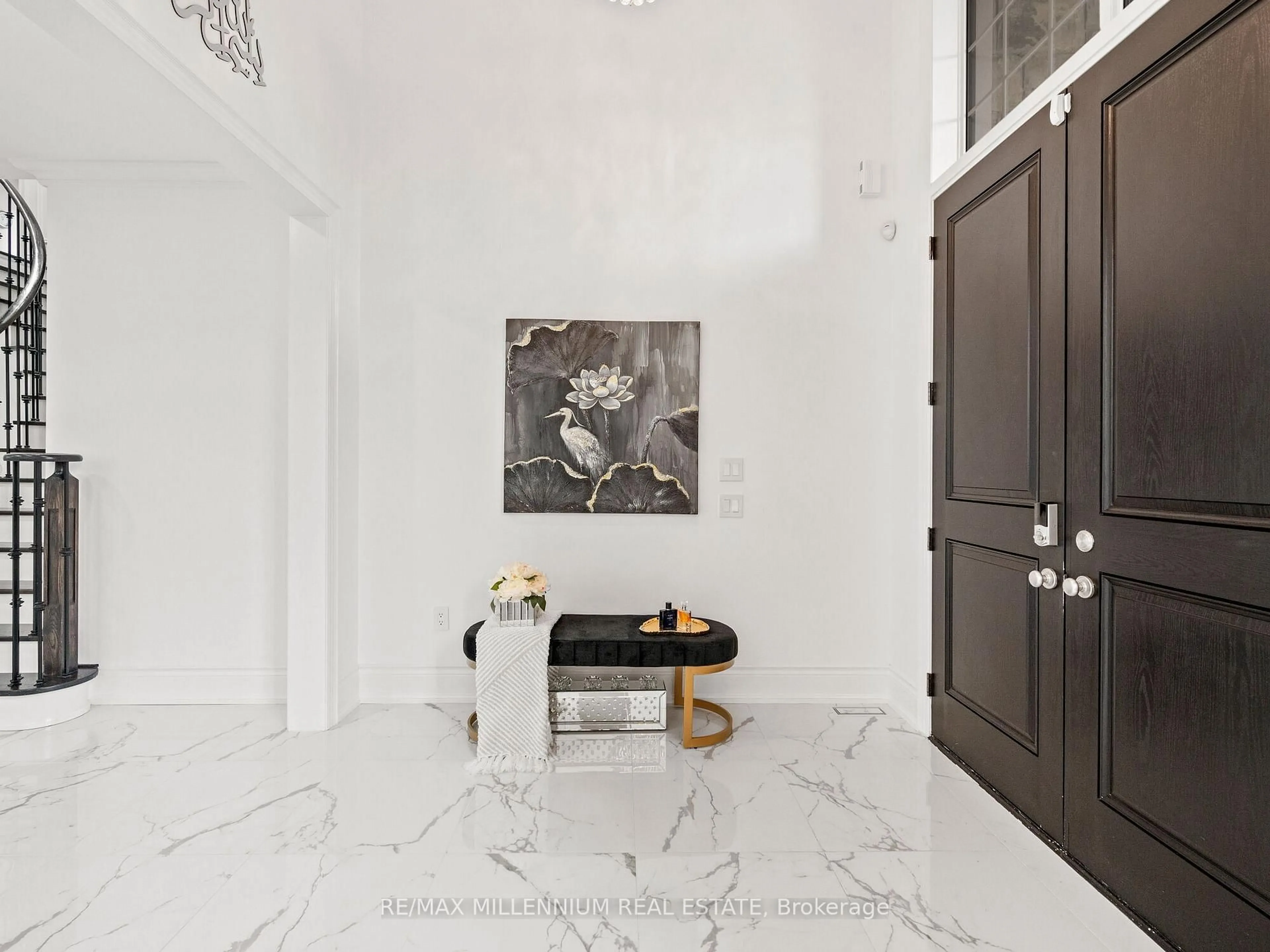 Indoor entryway for 24 Black Duck Tr, King Ontario L7B 0A4