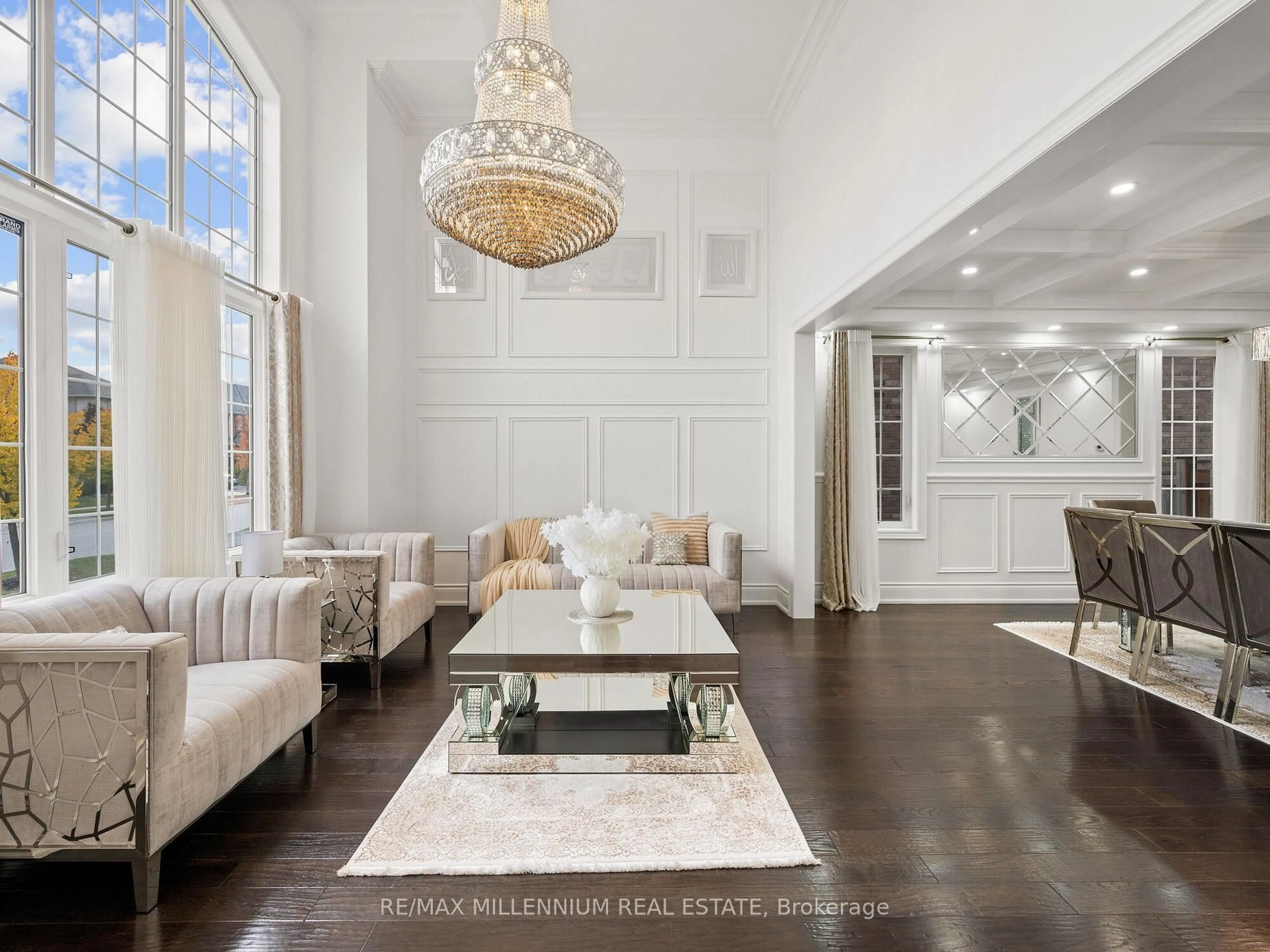 Living room with furniture, unknown for 24 Black Duck Tr, King Ontario L7B 0A4