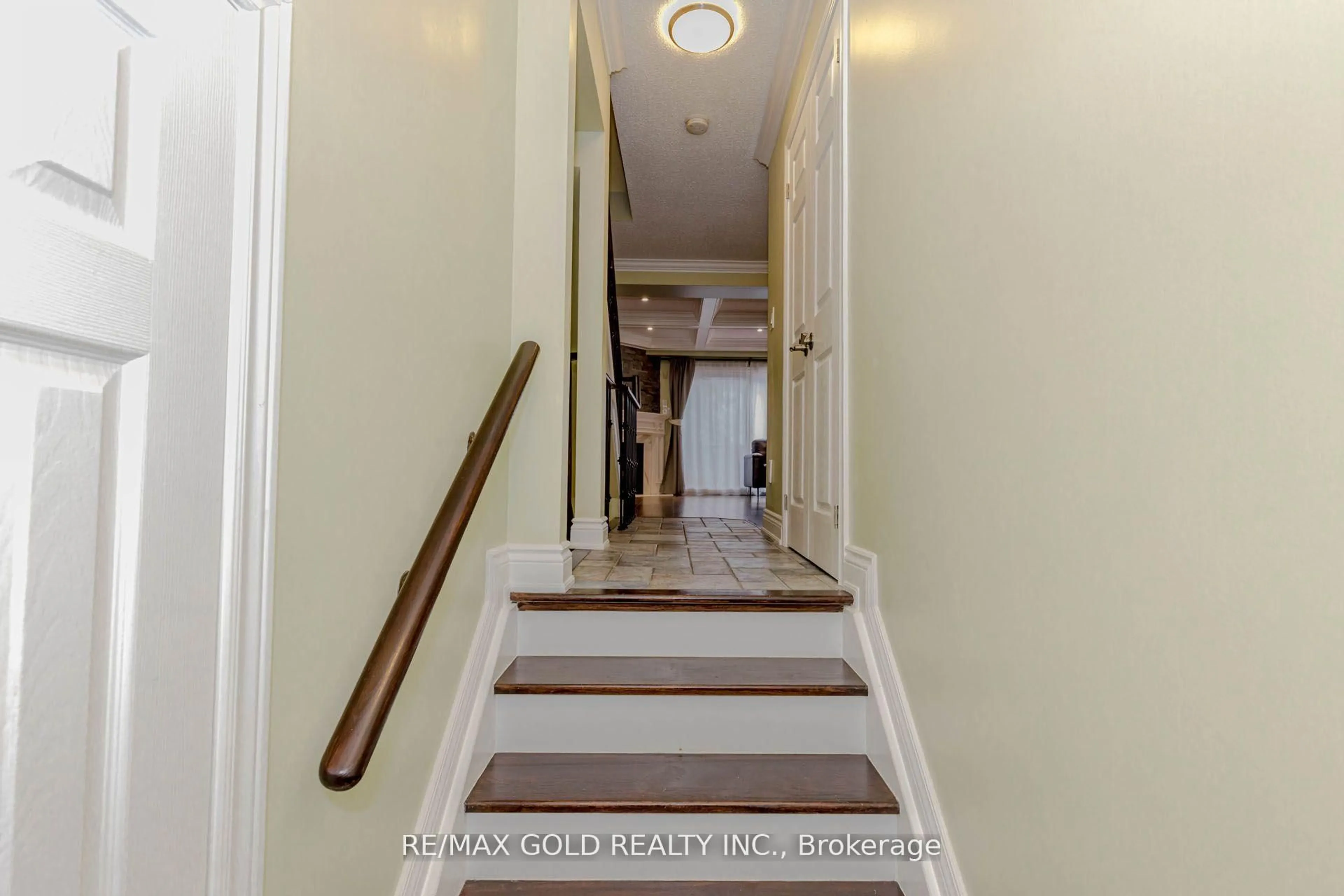 Indoor foyer for 24 Wallace St, Vaughan Ontario L4L 2P3