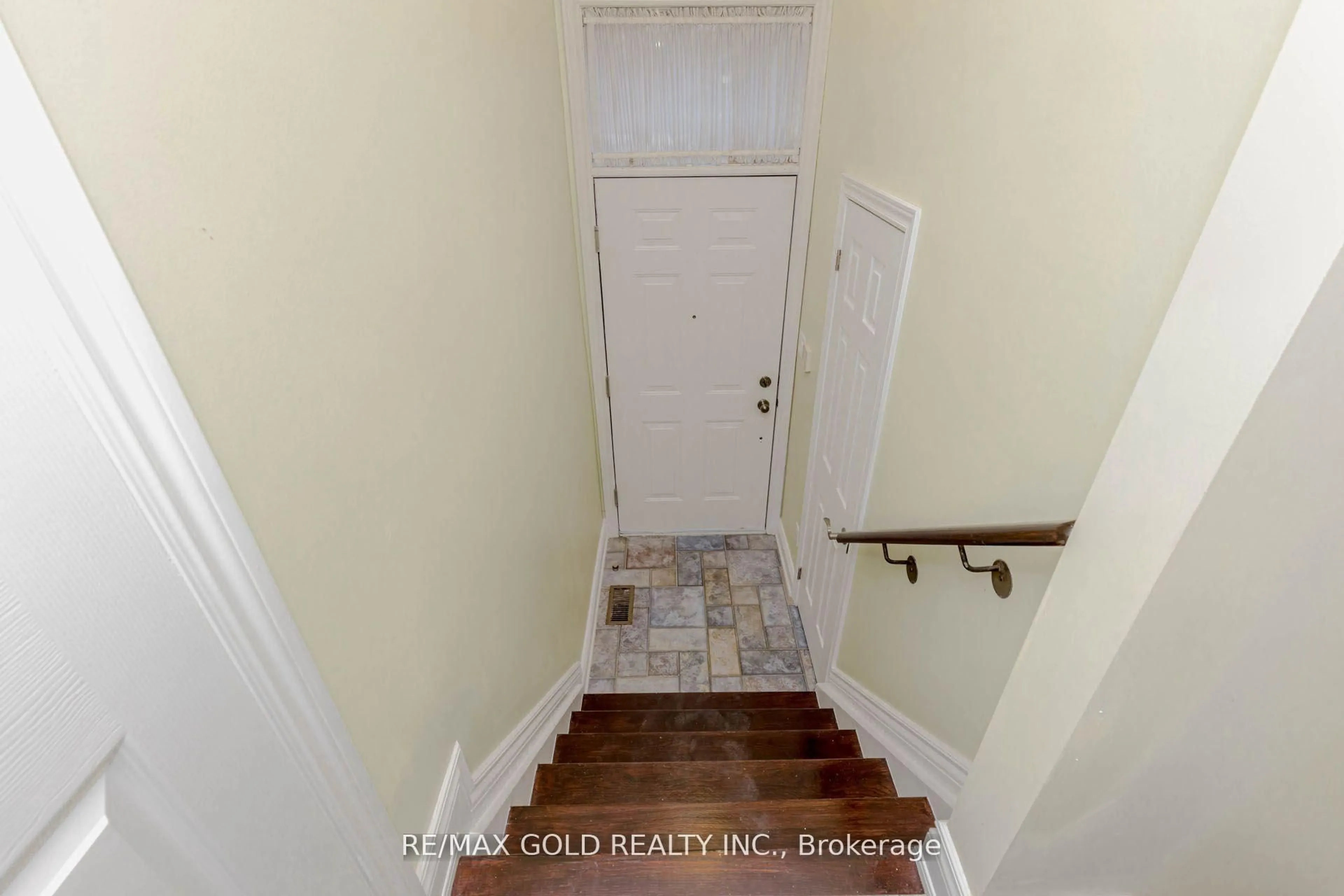 Indoor entryway for 24 Wallace St, Vaughan Ontario L4L 2P3