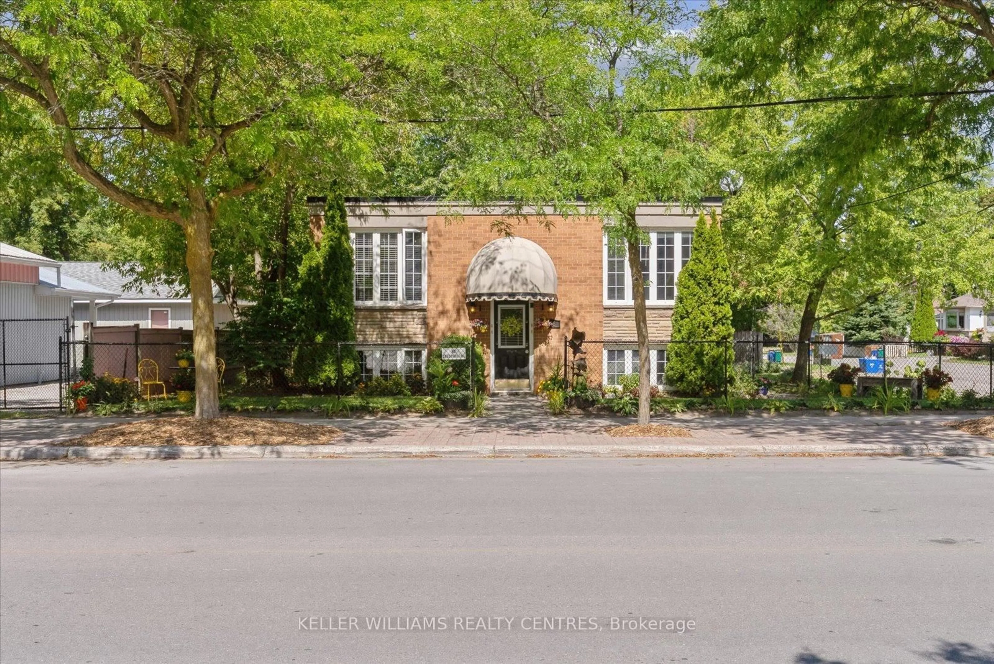 Home with brick exterior material, street for 948 Lake Dr, Georgina Ontario L0E 1L0