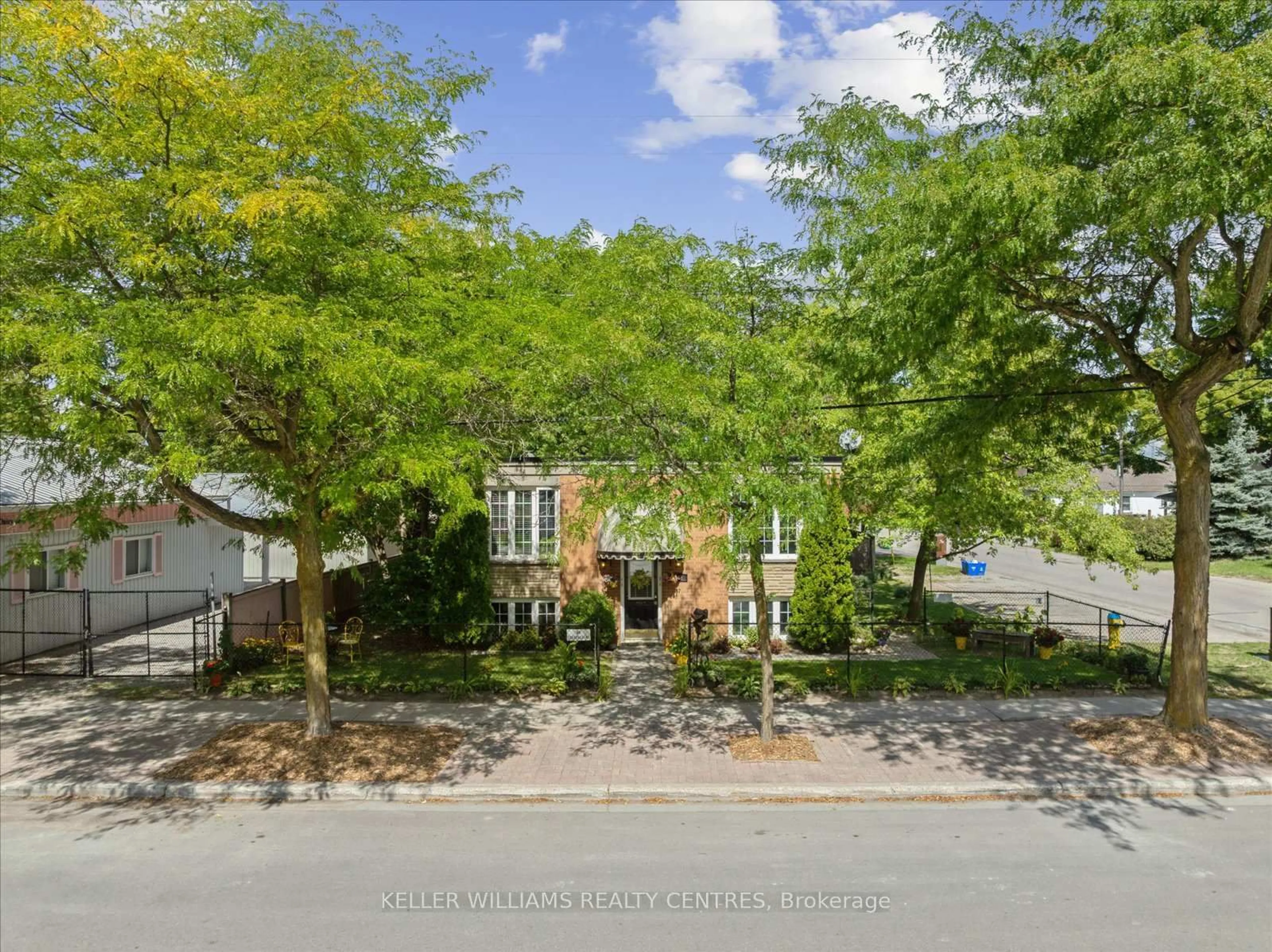 A pic from outside/outdoor area/front of a property/back of a property/a pic from drone, street for 948 Lake Dr, Georgina Ontario L0E 1L0