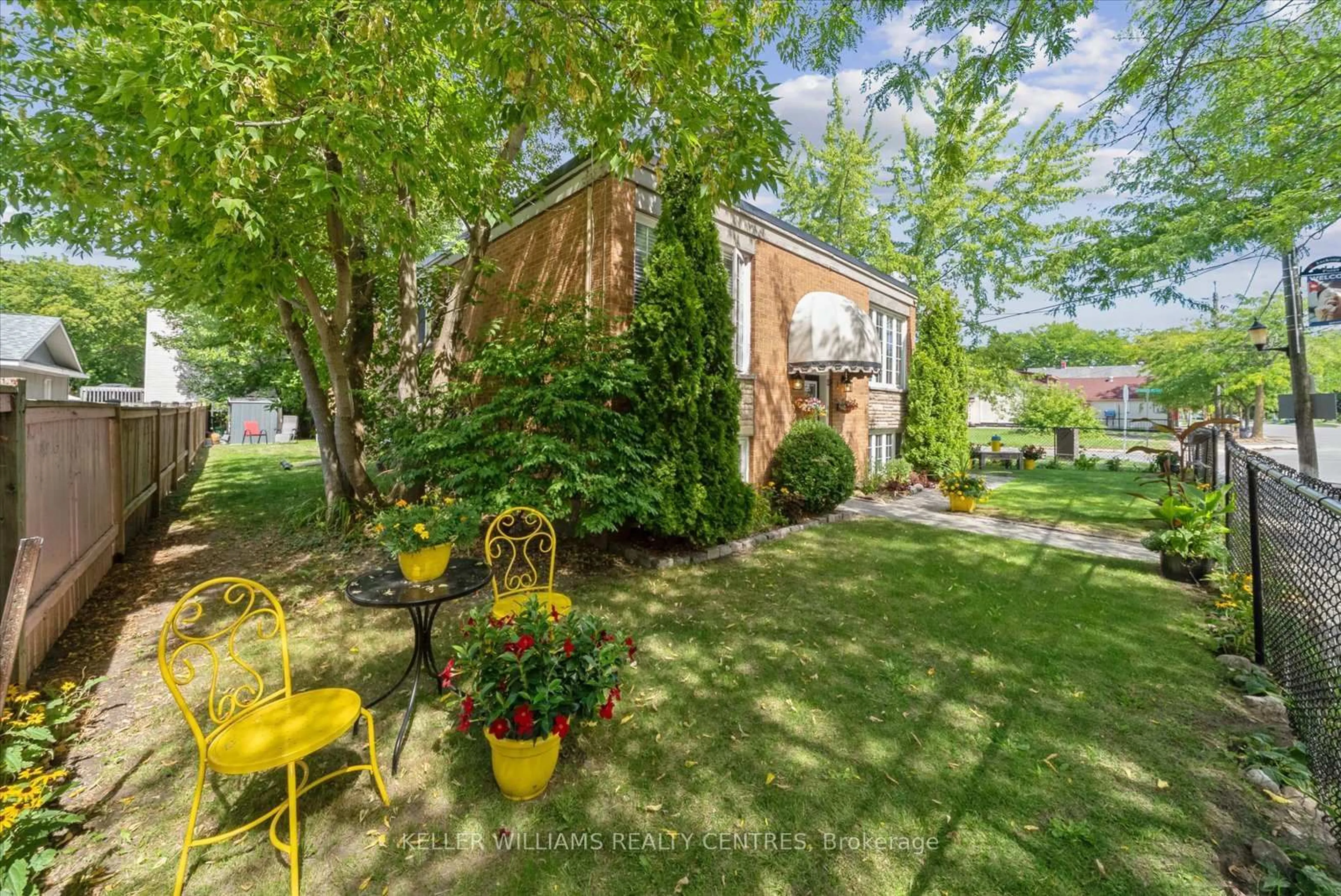 Patio, street for 948 Lake Dr, Georgina Ontario L0E 1L0