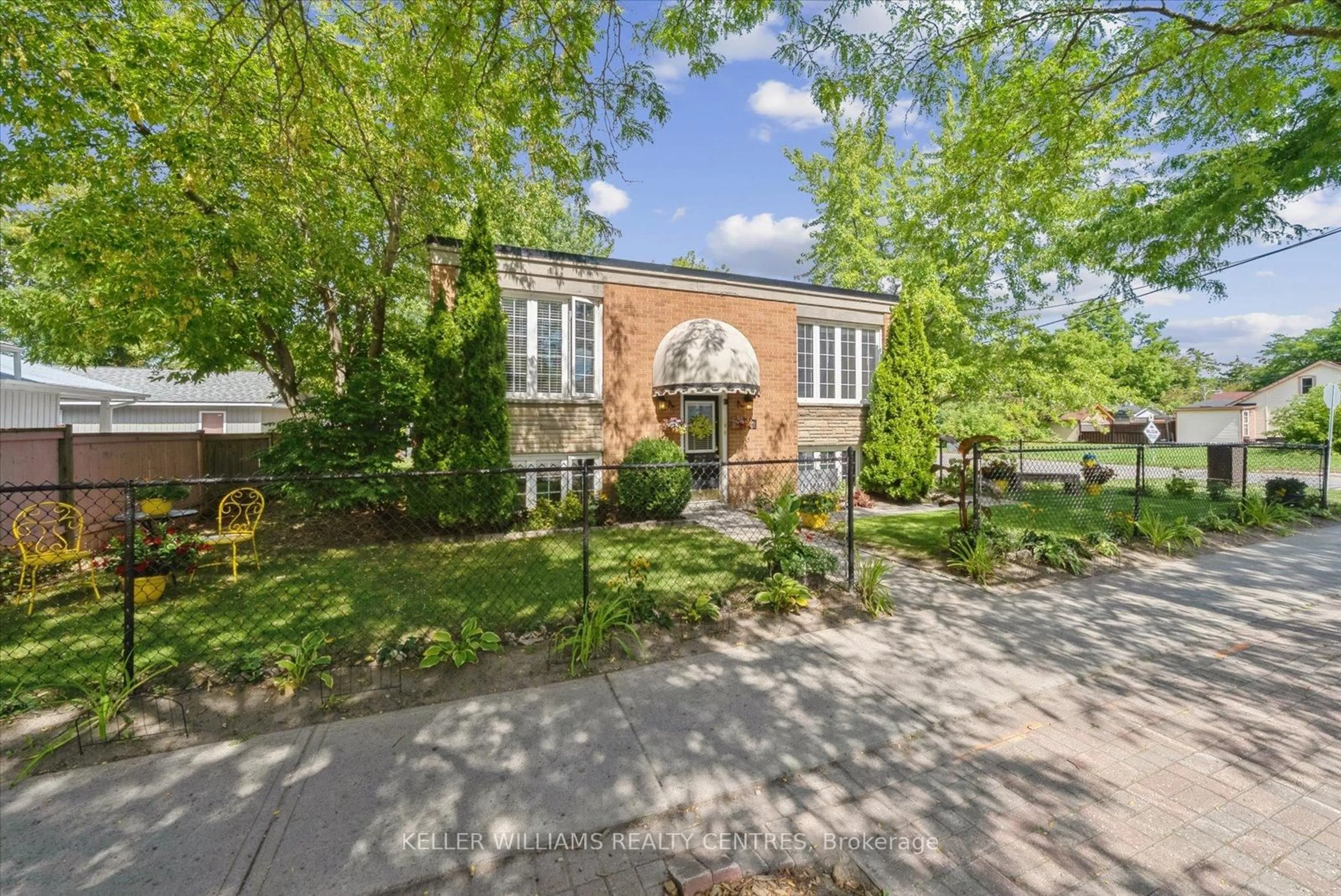 Home with brick exterior material, street for 948 Lake Dr, Georgina Ontario L0E 1L0