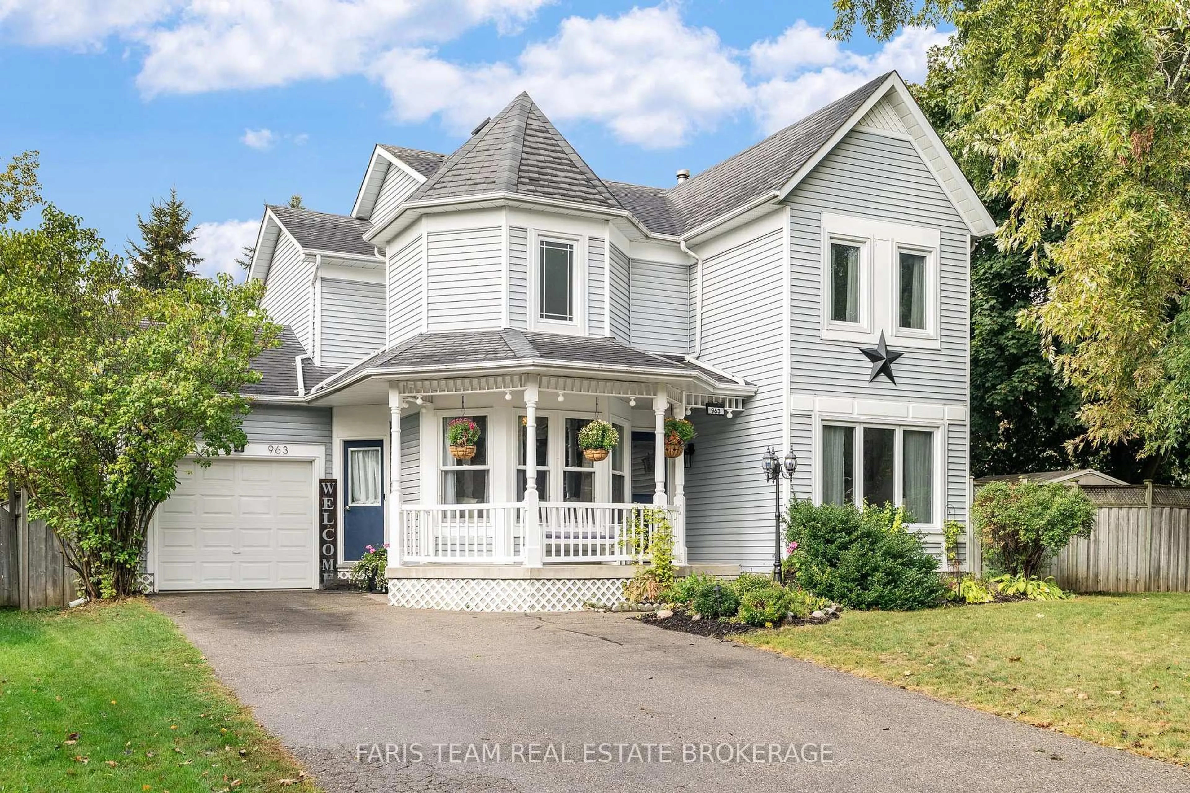 Home with vinyl exterior material, street for 963 Linden St, Innisfil Ontario L9S 1W6