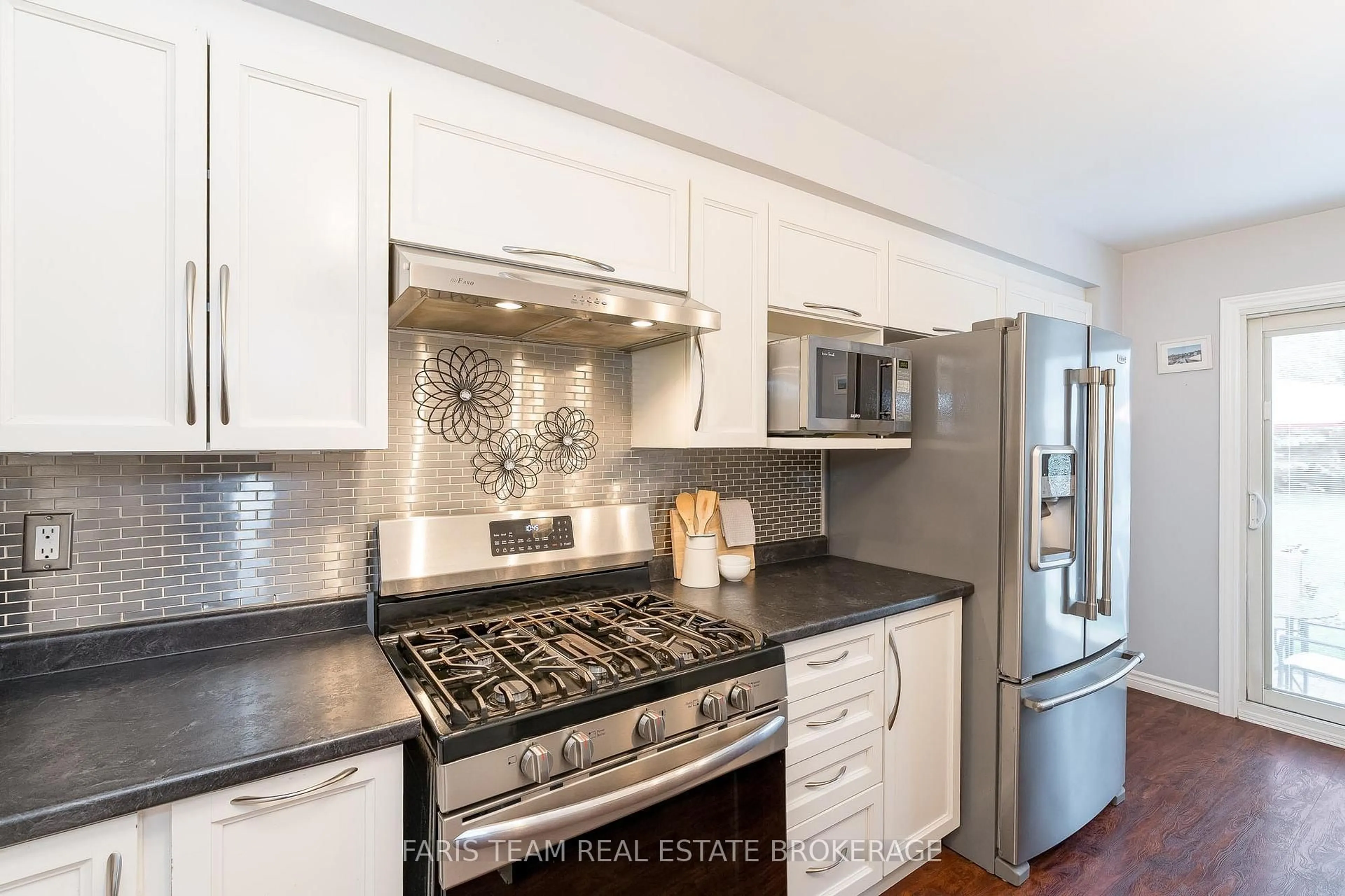 Unknown for 963 Linden St, Innisfil Ontario L9S 1W6