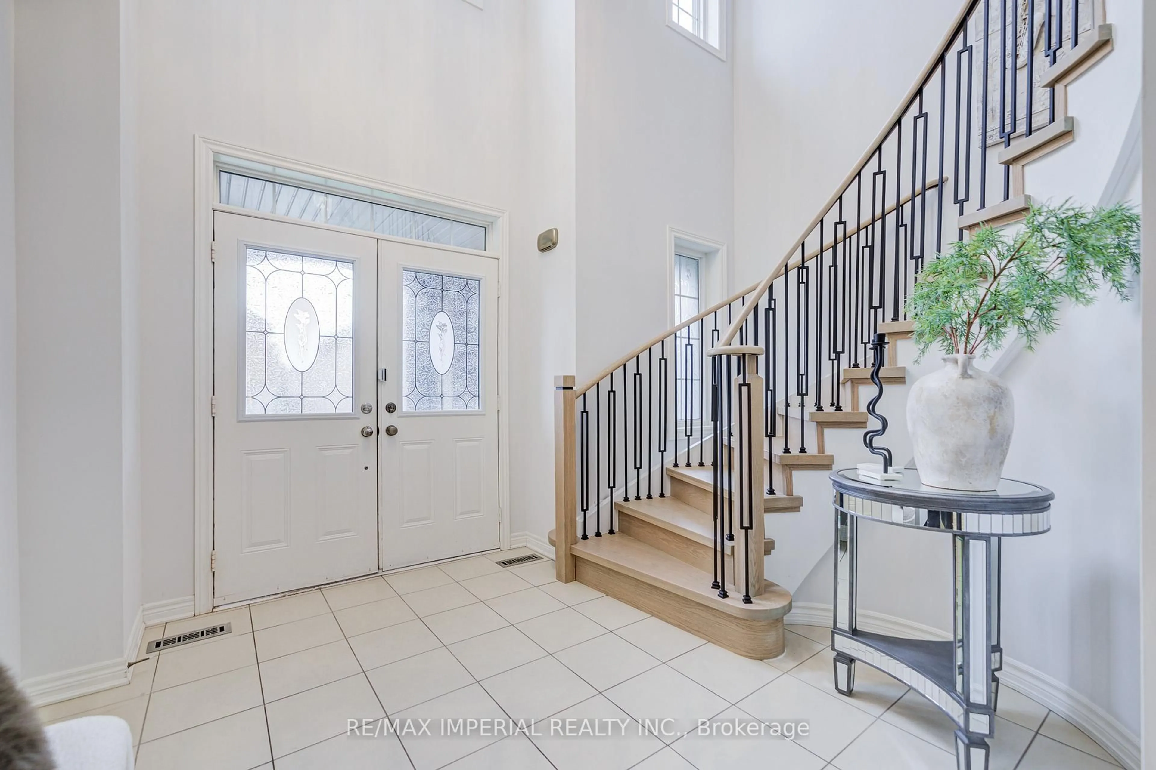 Indoor foyer for 1199 McTavish Dr. Dr, Newmarket Ontario L3X 0A8