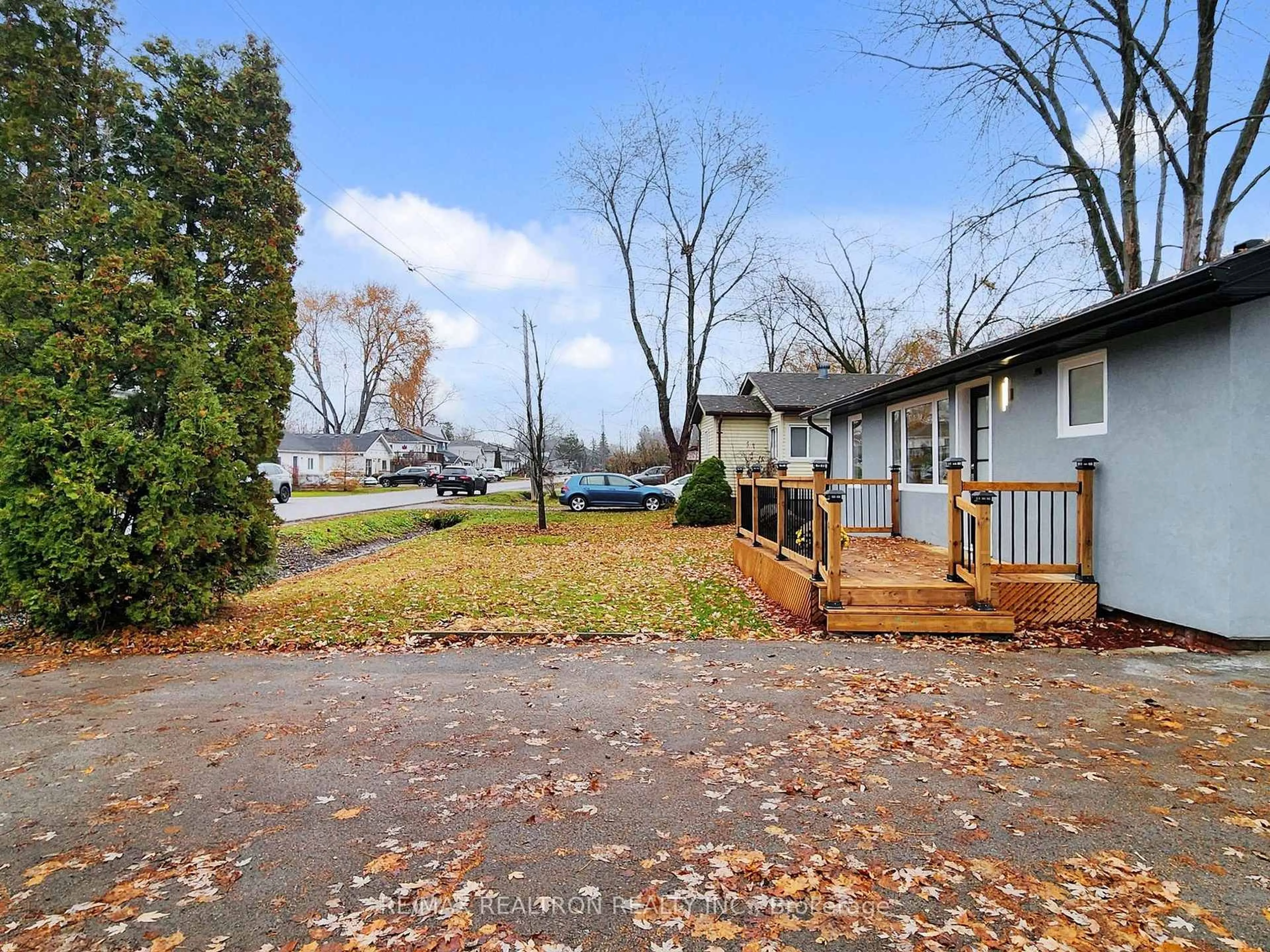 Patio, water/lake/river/ocean view for 267 Pine Beach Dr, Georgina Ontario L4P 2V7