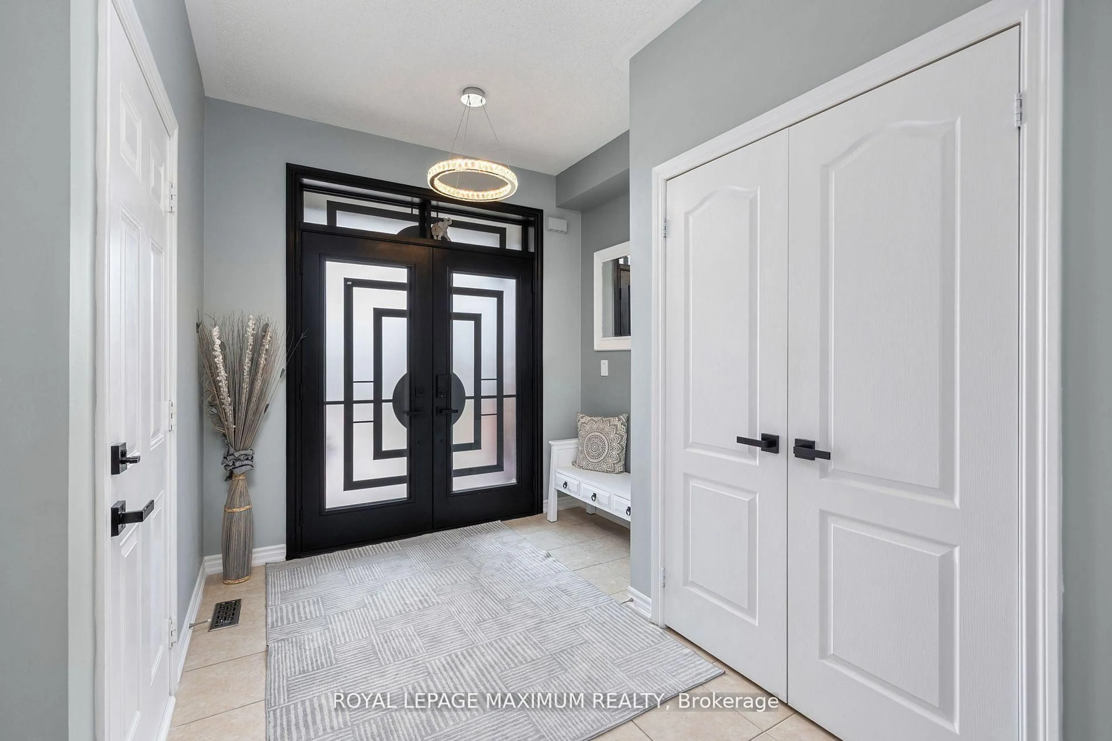 Indoor entryway for 32 Battalion Dr, Essa Ontario L0M 1B4