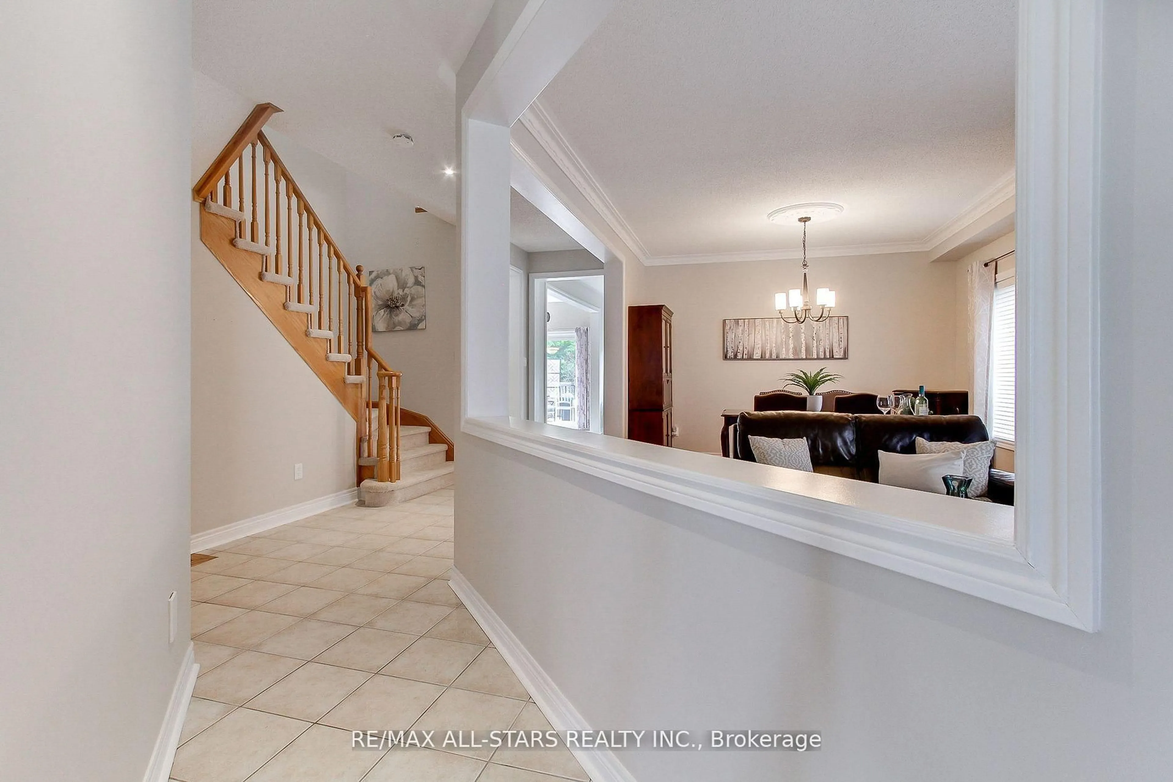 Indoor entryway for 20 James Ratcliff Ave, Whitchurch-Stouffville Ontario L4A 1P3