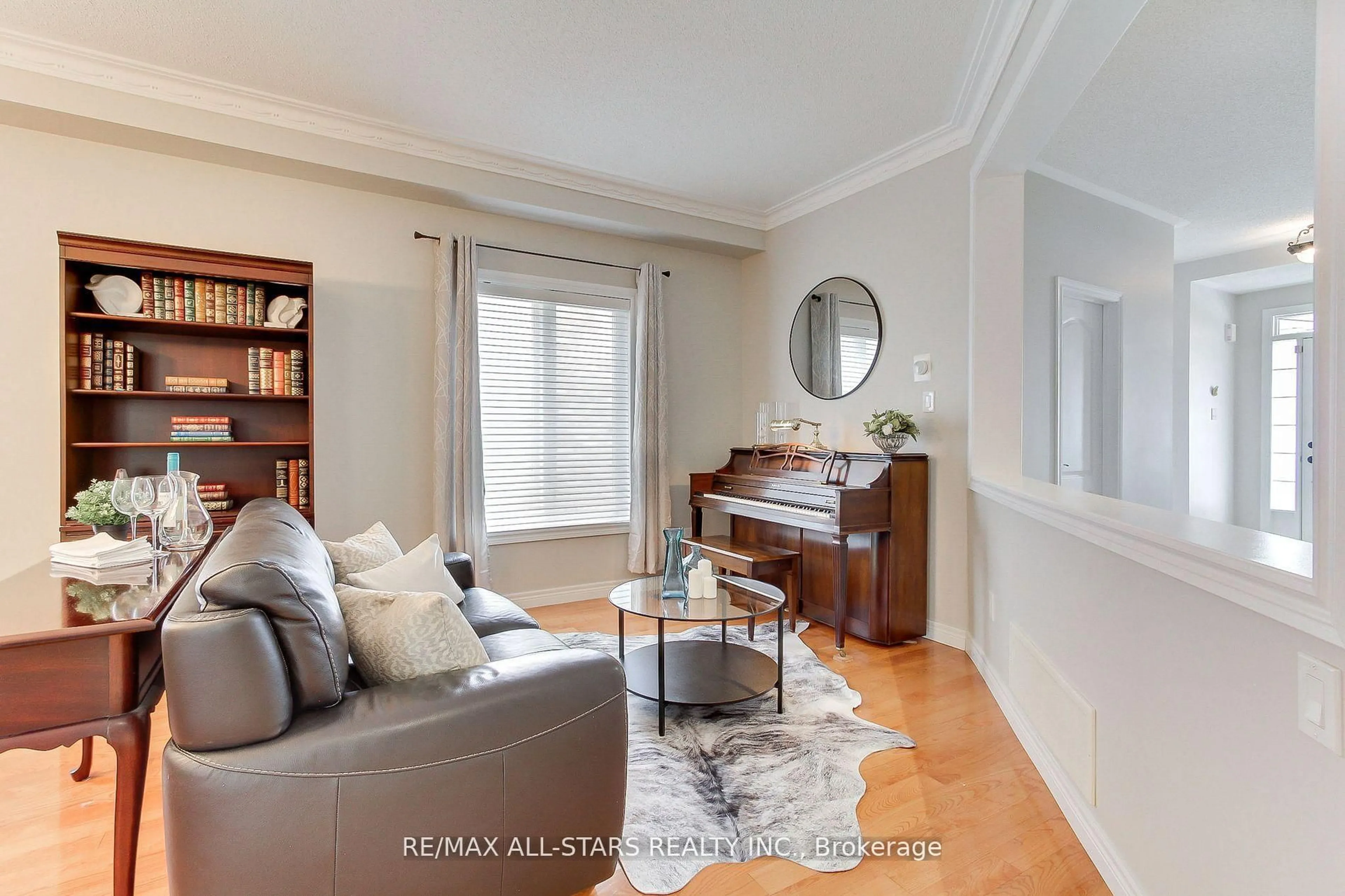 Living room with furniture, wood/laminate floor for 20 James Ratcliff Ave, Whitchurch-Stouffville Ontario L4A 1P3