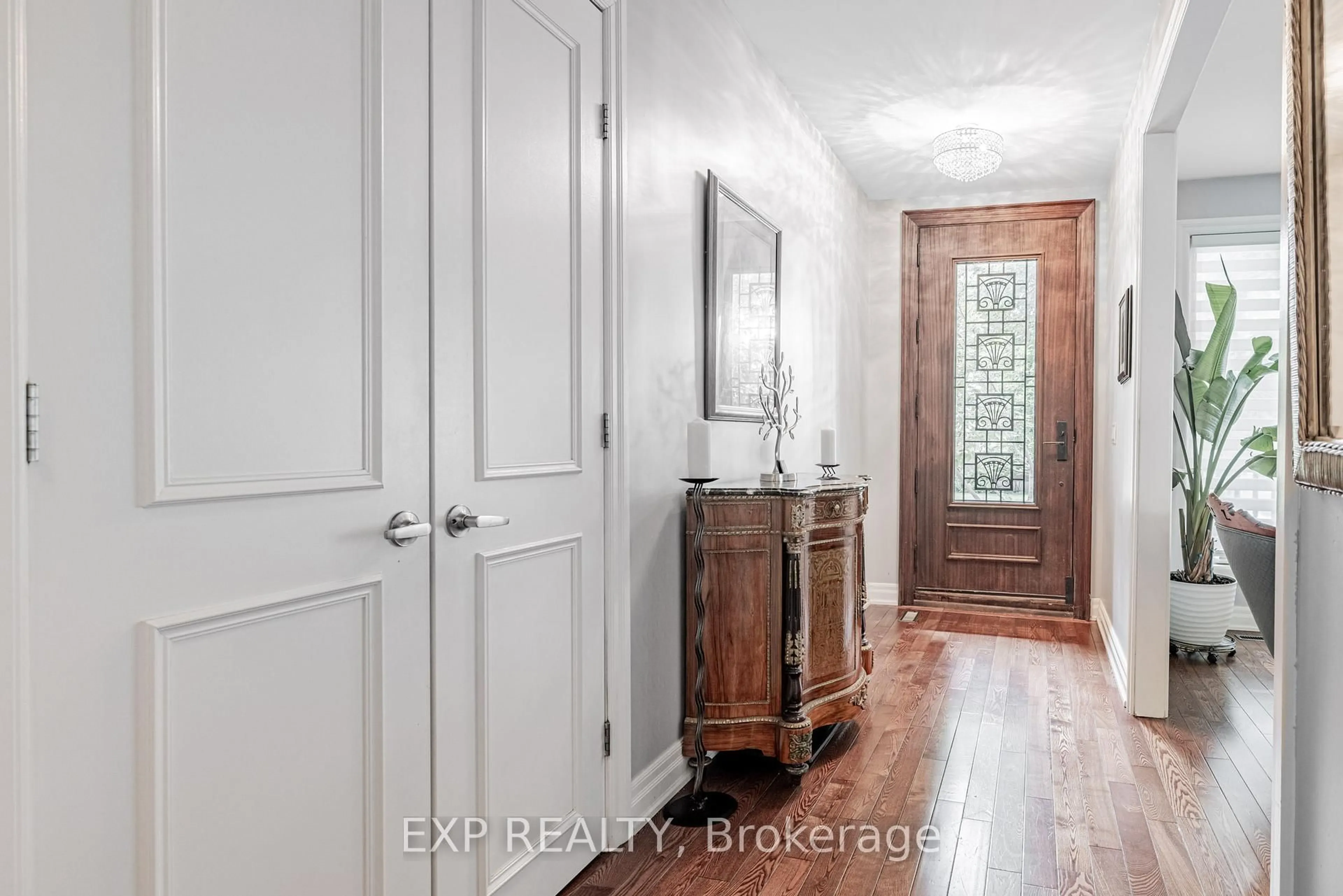 Indoor entryway for 203 Centre St, Richmond Hill Ontario L4C 3P9