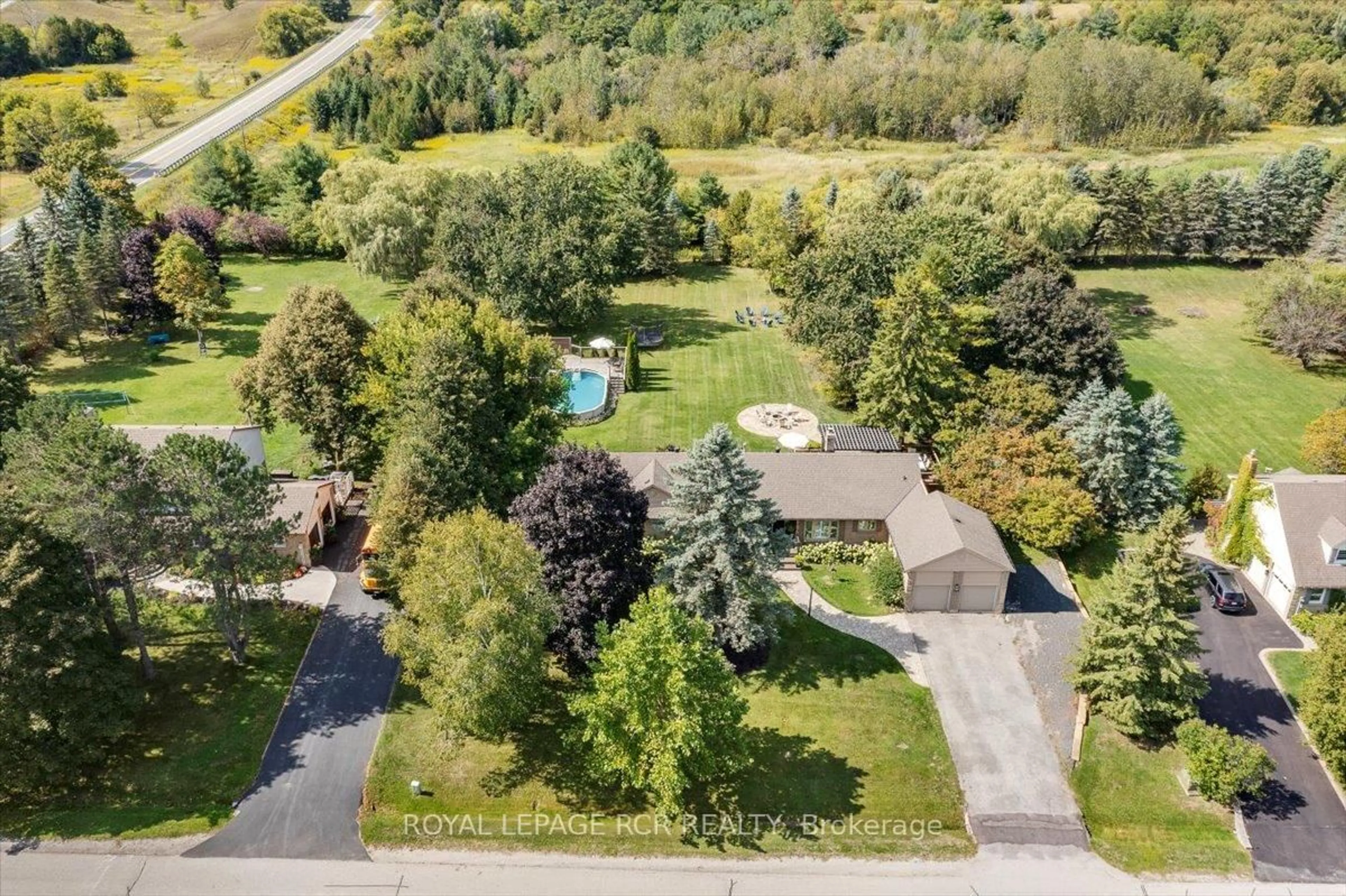 A pic from outside/outdoor area/front of a property/back of a property/a pic from drone, unknown for 501 Samuel Harper Crt, East Gwillimbury Ontario L0G 1M0