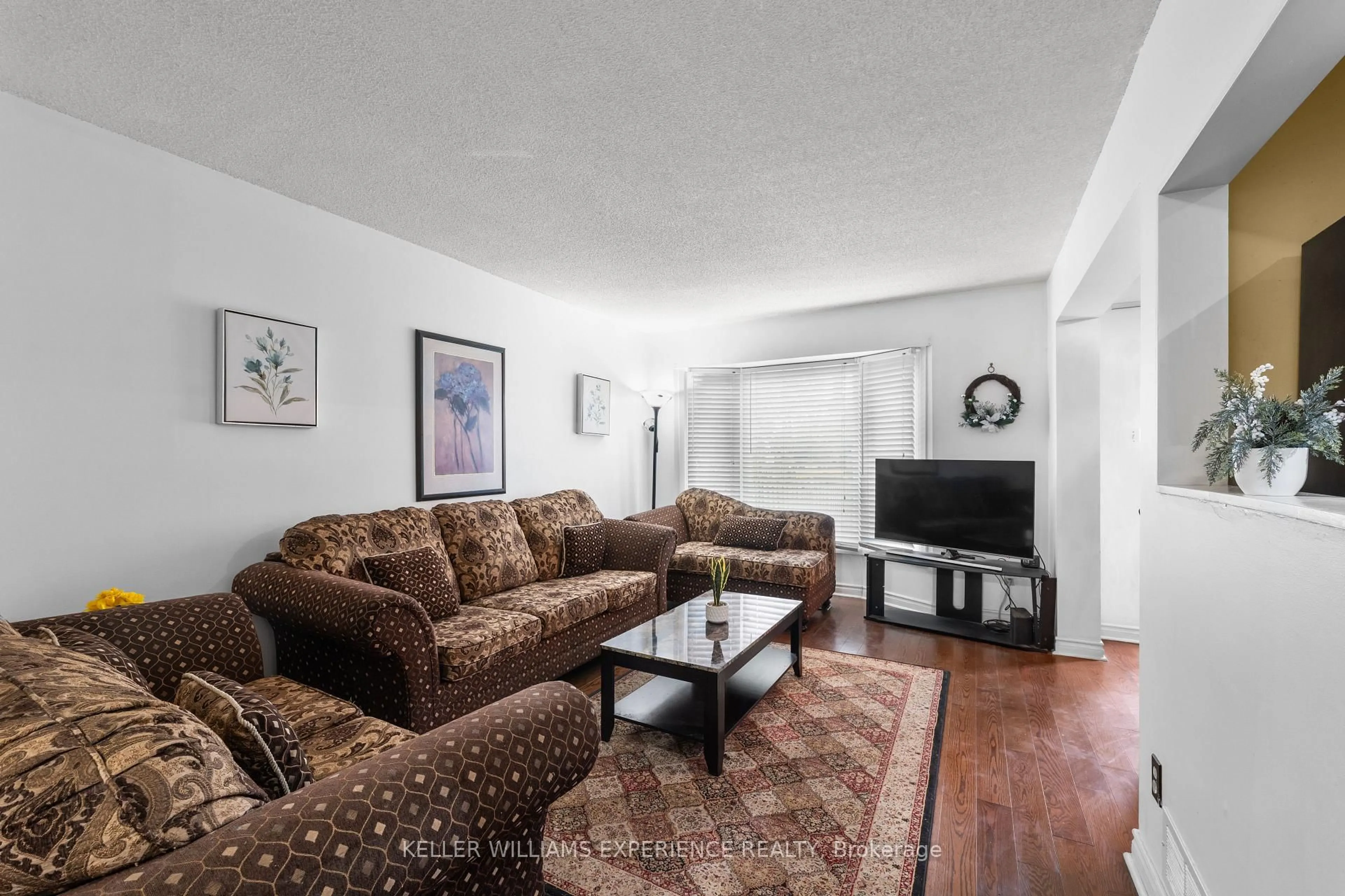 Living room with furniture, unknown for 4 Sunshine Dr, Richmond Hill Ontario L4C 8K8