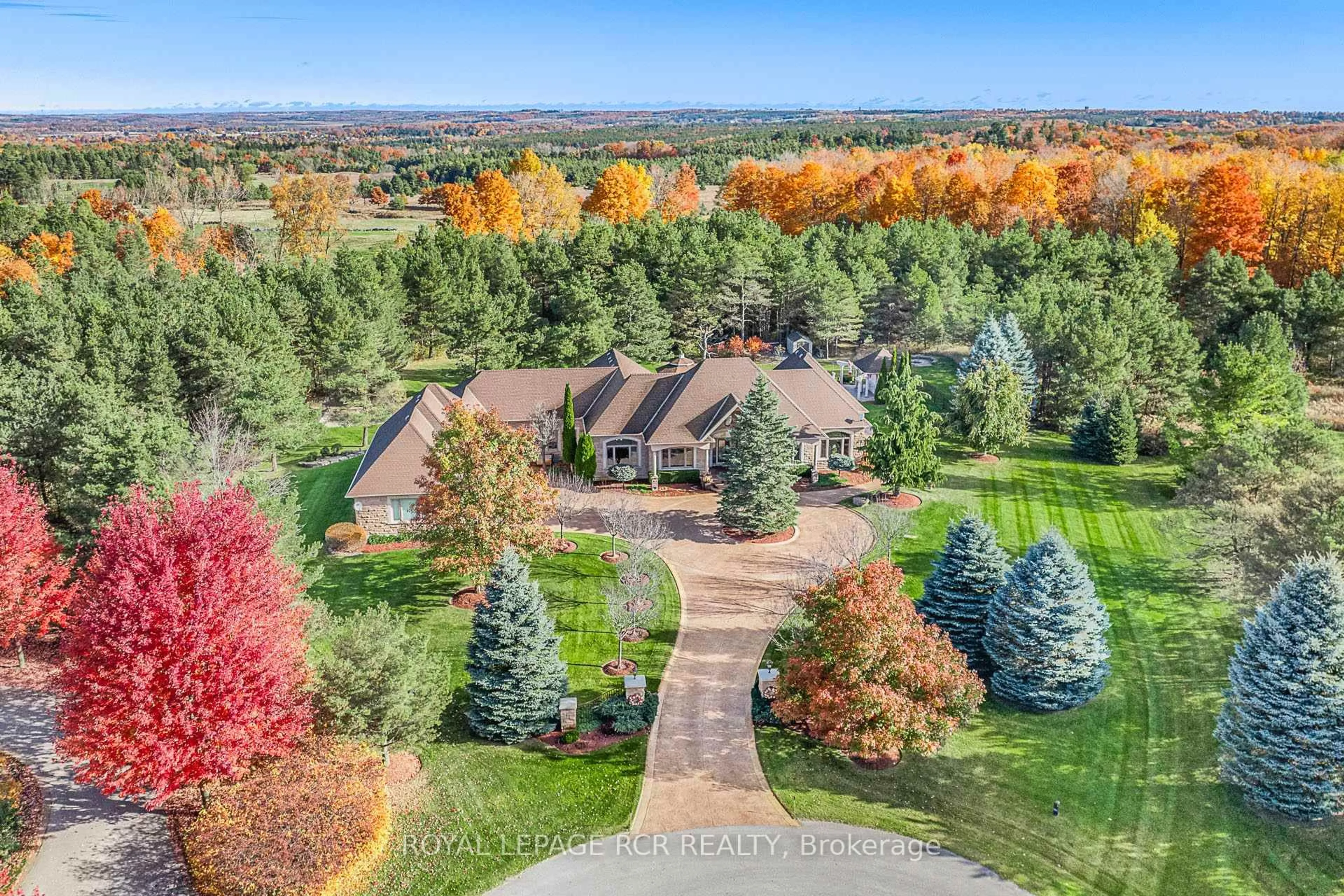 A pic from outside/outdoor area/front of a property/back of a property/a pic from drone, unknown for 7 Sugarbush Lane, Uxbridge Ontario L9P 2A1