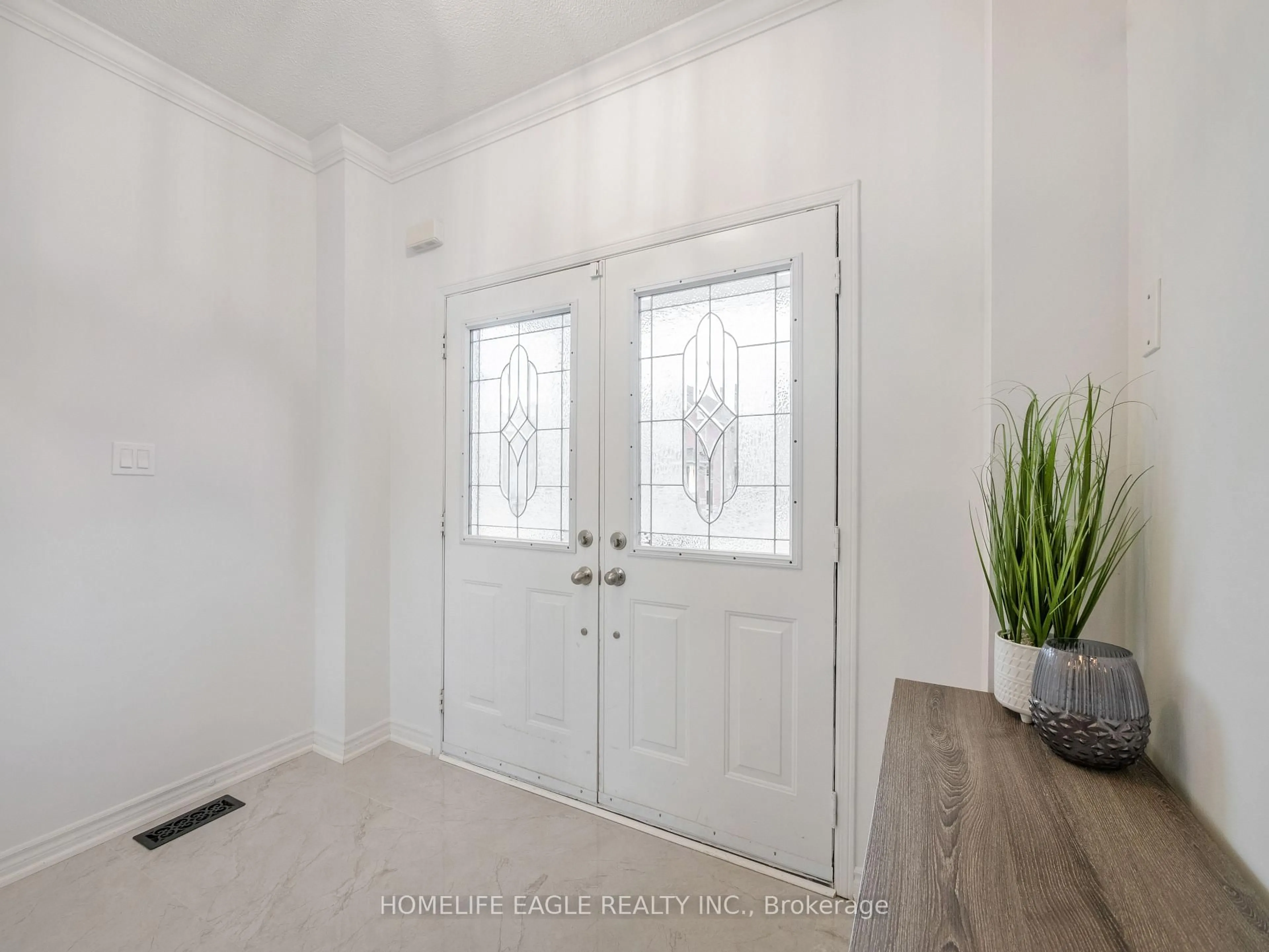 Indoor entryway for 90 Barnwood Dr, Richmond Hill Ontario L4E 5A2