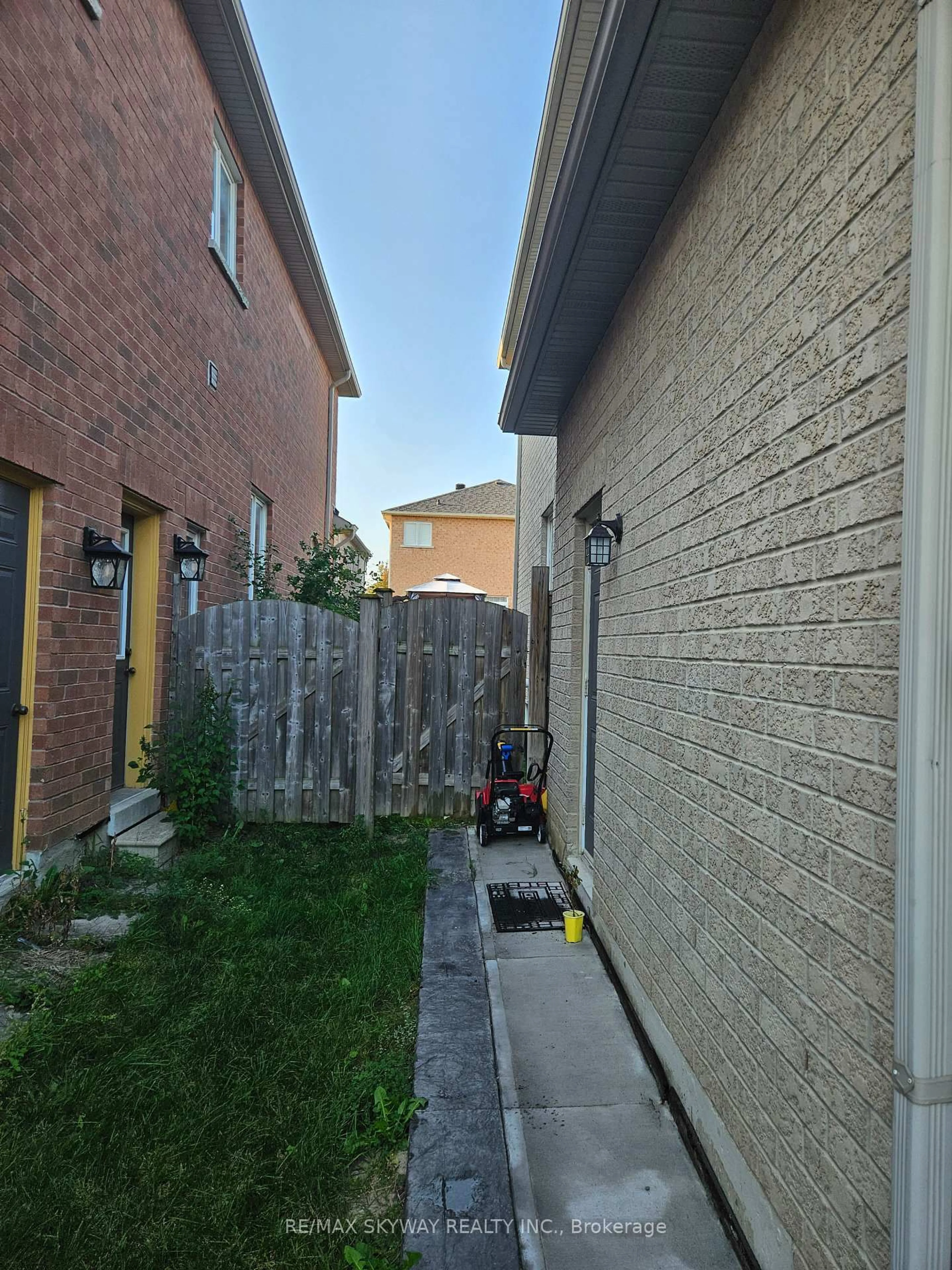 A pic from outside/outdoor area/front of a property/back of a property/a pic from drone, street for 34 Terrance Dr, Markham Ontario L6B 0M2