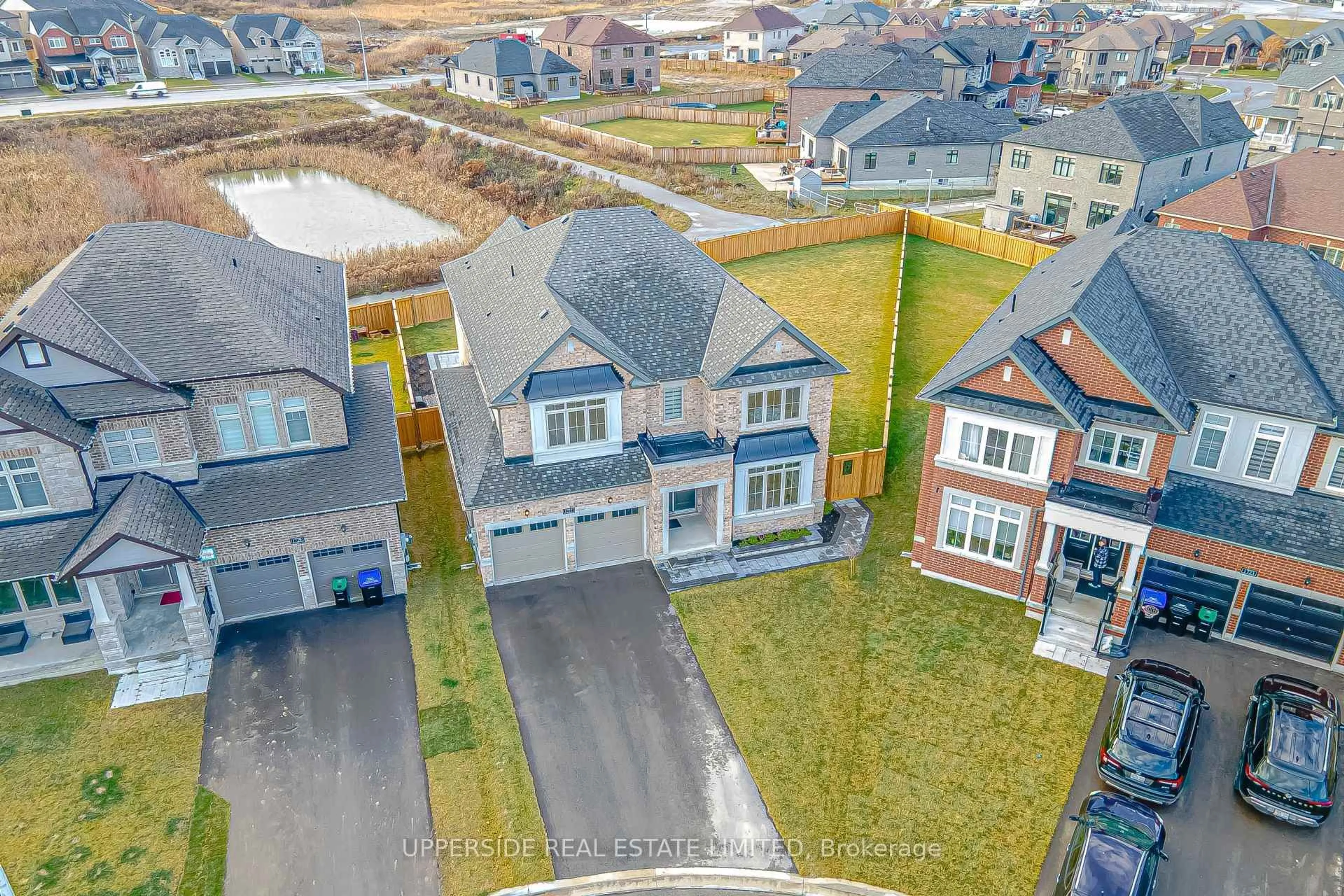 A pic from outside/outdoor area/front of a property/back of a property/a pic from drone, street for 1727 Corsal Crt, Innisfil Ontario L9S 0P8