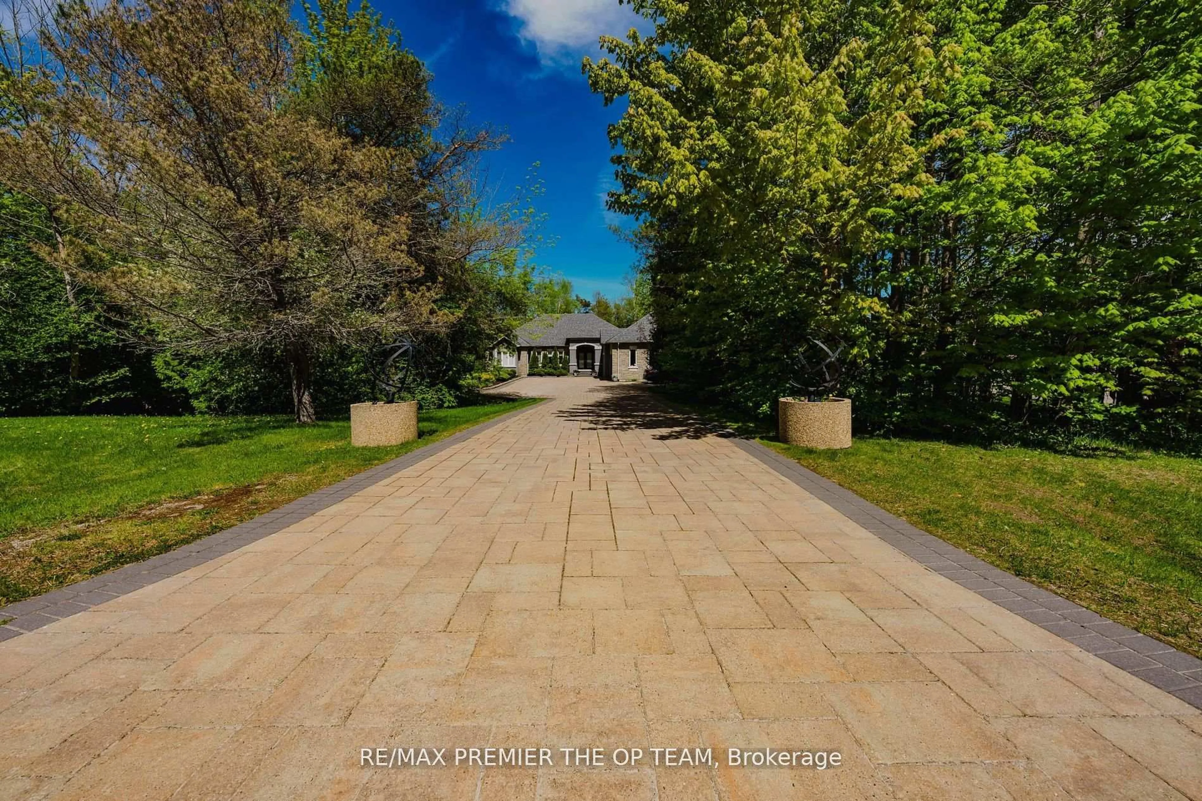 A pic from outside/outdoor area/front of a property/back of a property/a pic from drone, street for 1856 Innisbrook St, Innisfil Ontario L9S 5A3