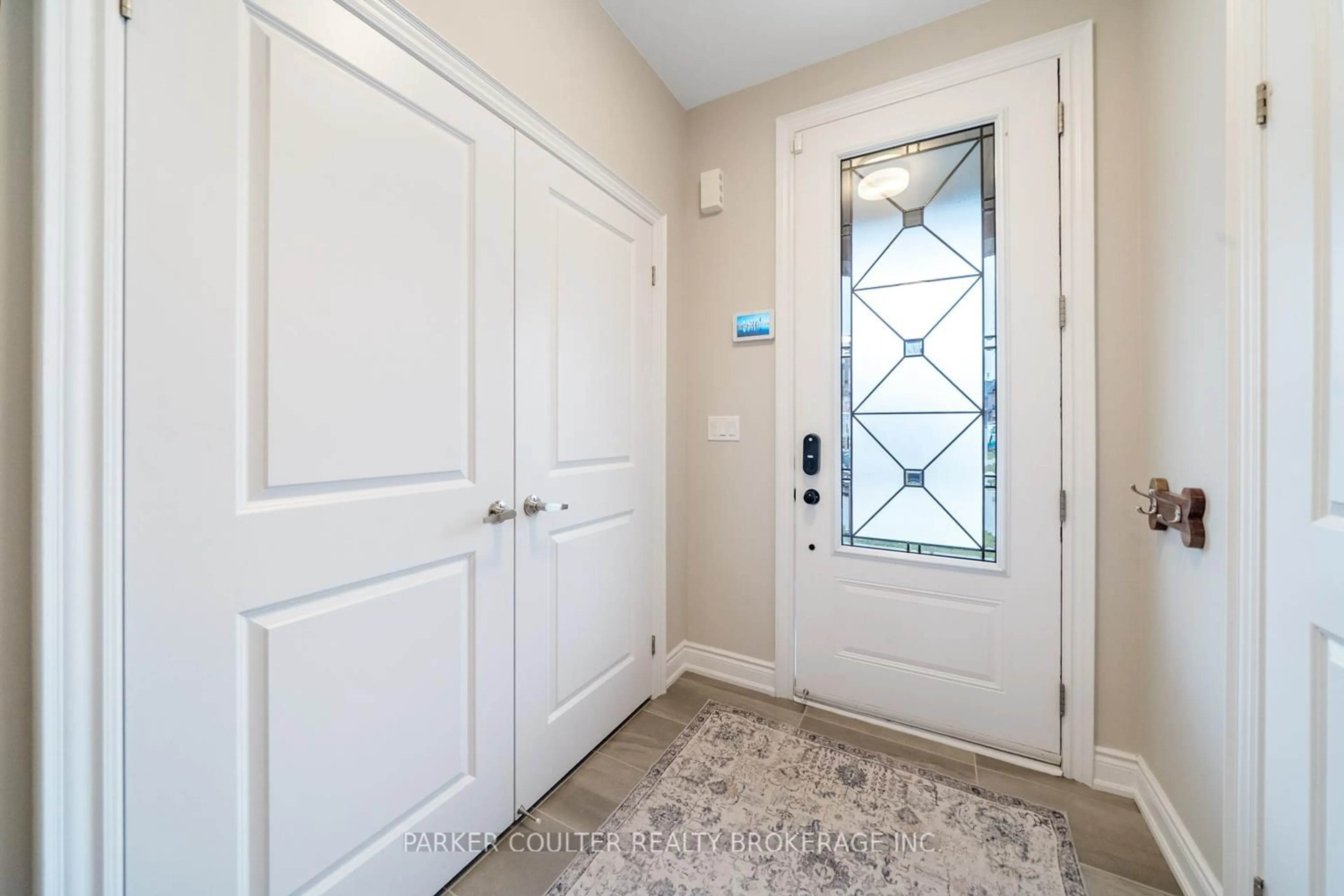 Indoor entryway for 2107 Wilson St, Innisfil Ontario L9S 0N8